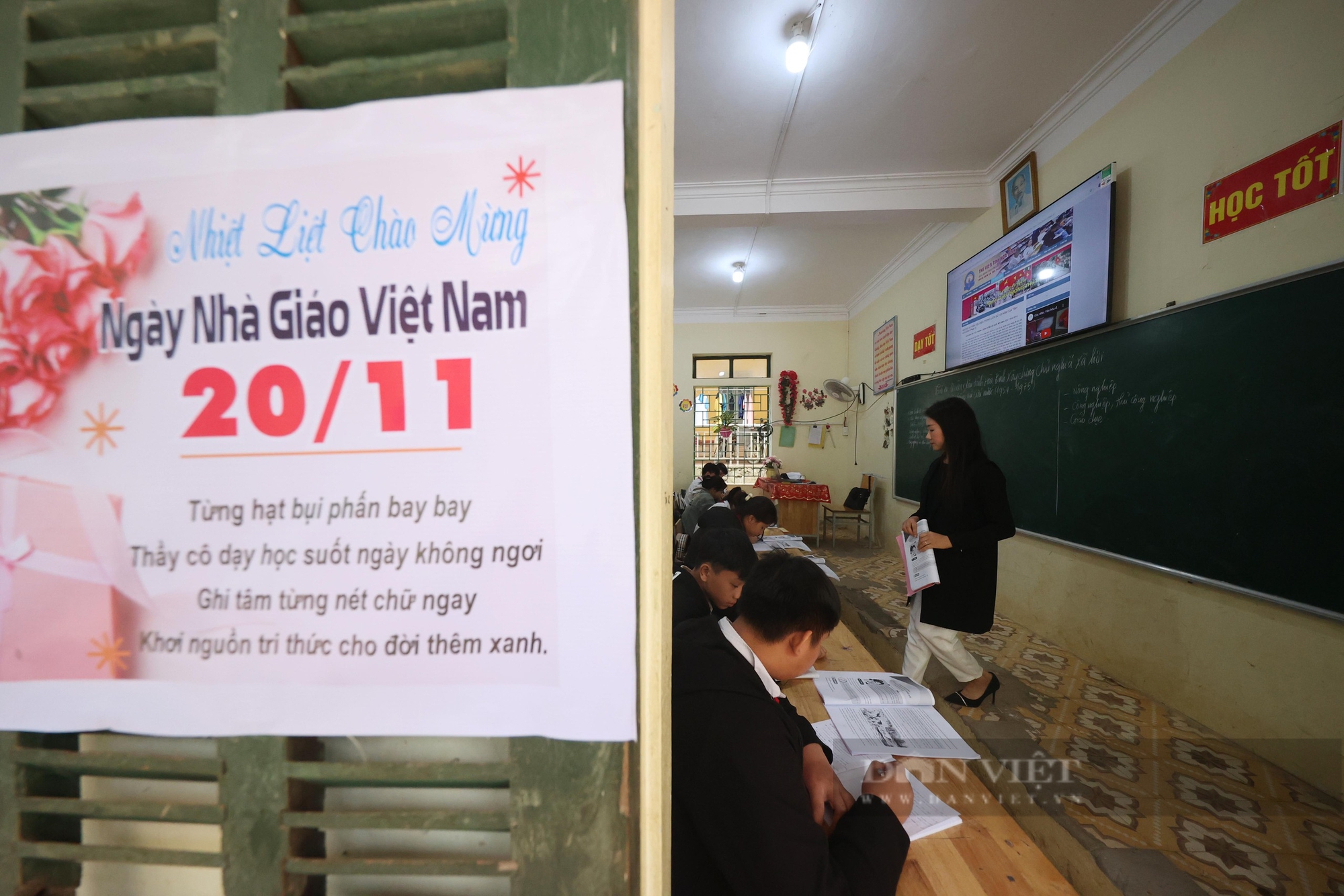 Học sinh ngái ngủ, dập dềnh vượt cả chục cây số qua sông Đà lạnh giá, sâu hun hút đến trường- Ảnh 37.