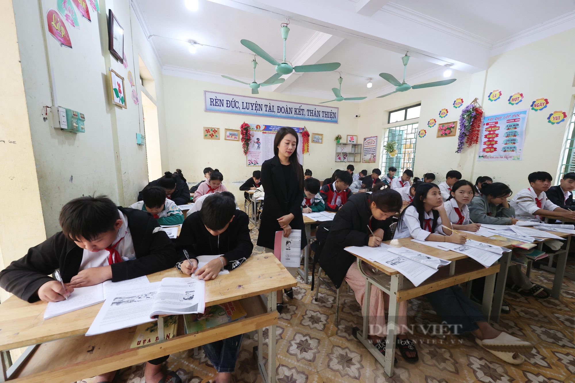 Học sinh ngái ngủ, dập dềnh vượt cả chục cây số qua sông Đà lạnh giá, sâu hun hút đến trường- Ảnh 41.