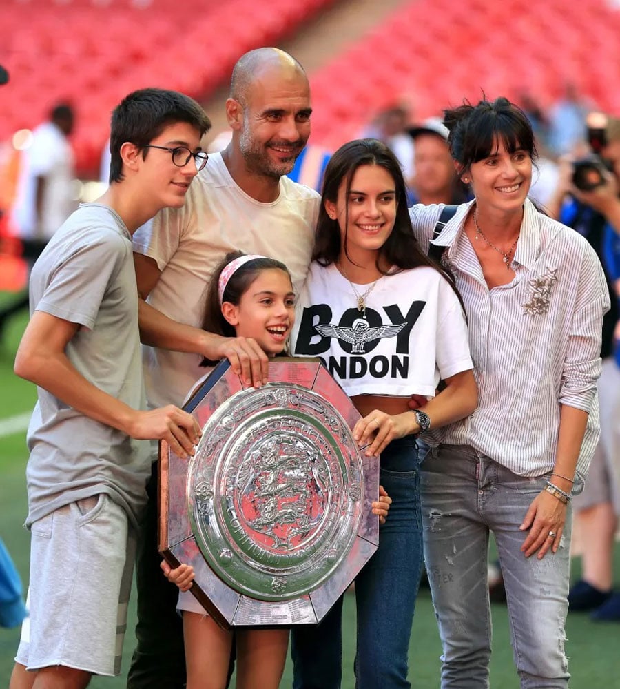 HLV Guardiola và mối tình 35 năm với bà xã Cristina Serra - Ảnh 2.