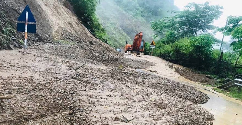 Mường Nhé: Nỗ lực khắc phục giao thông sau mùa mưa lũ - Ảnh 2.