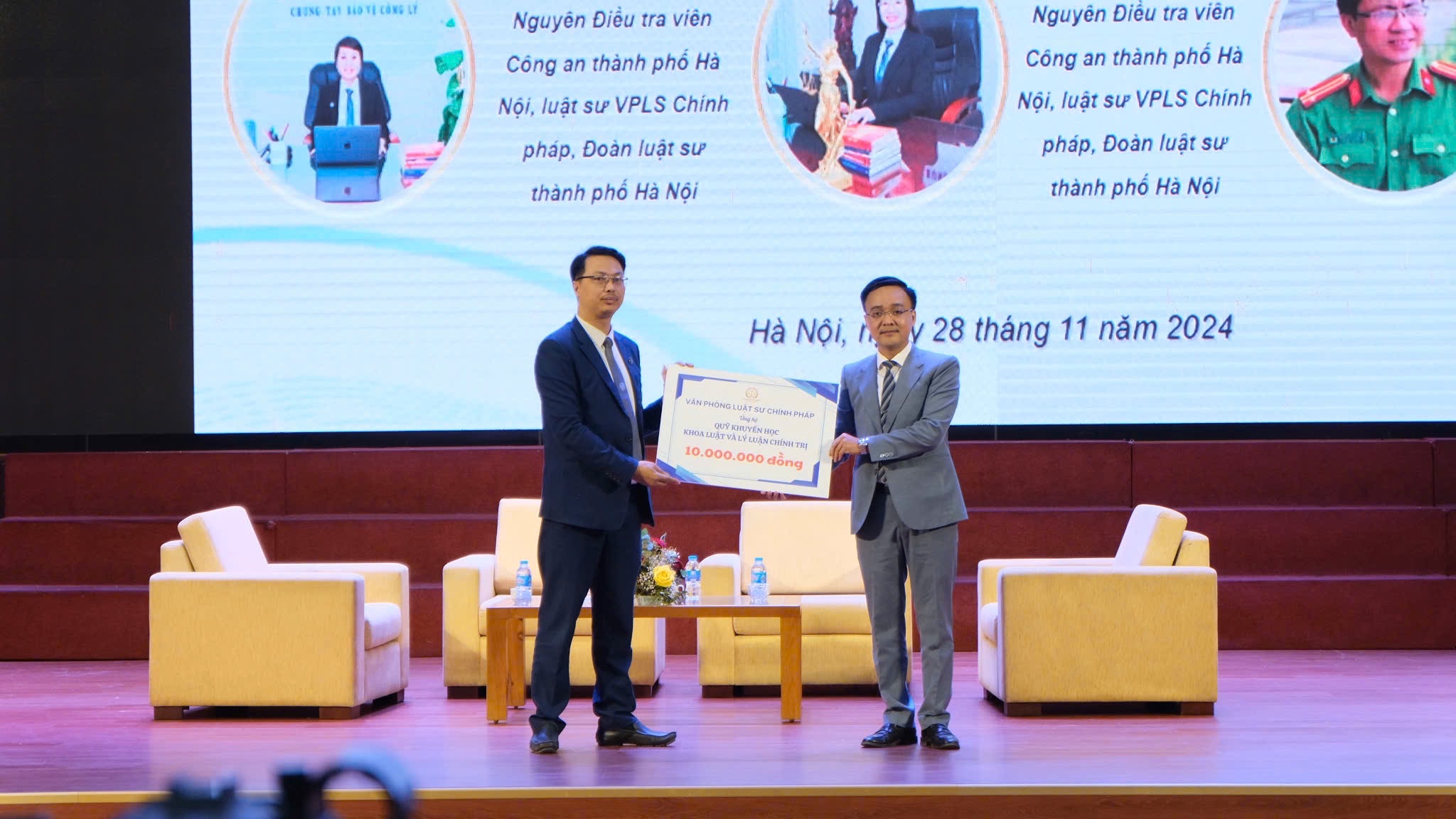 Hơn 400 sinh viên khoa Luật không bỏ chi tiết nào khi nghe công an, luật sư kể chuyện điều tra vụ án - Ảnh 3.