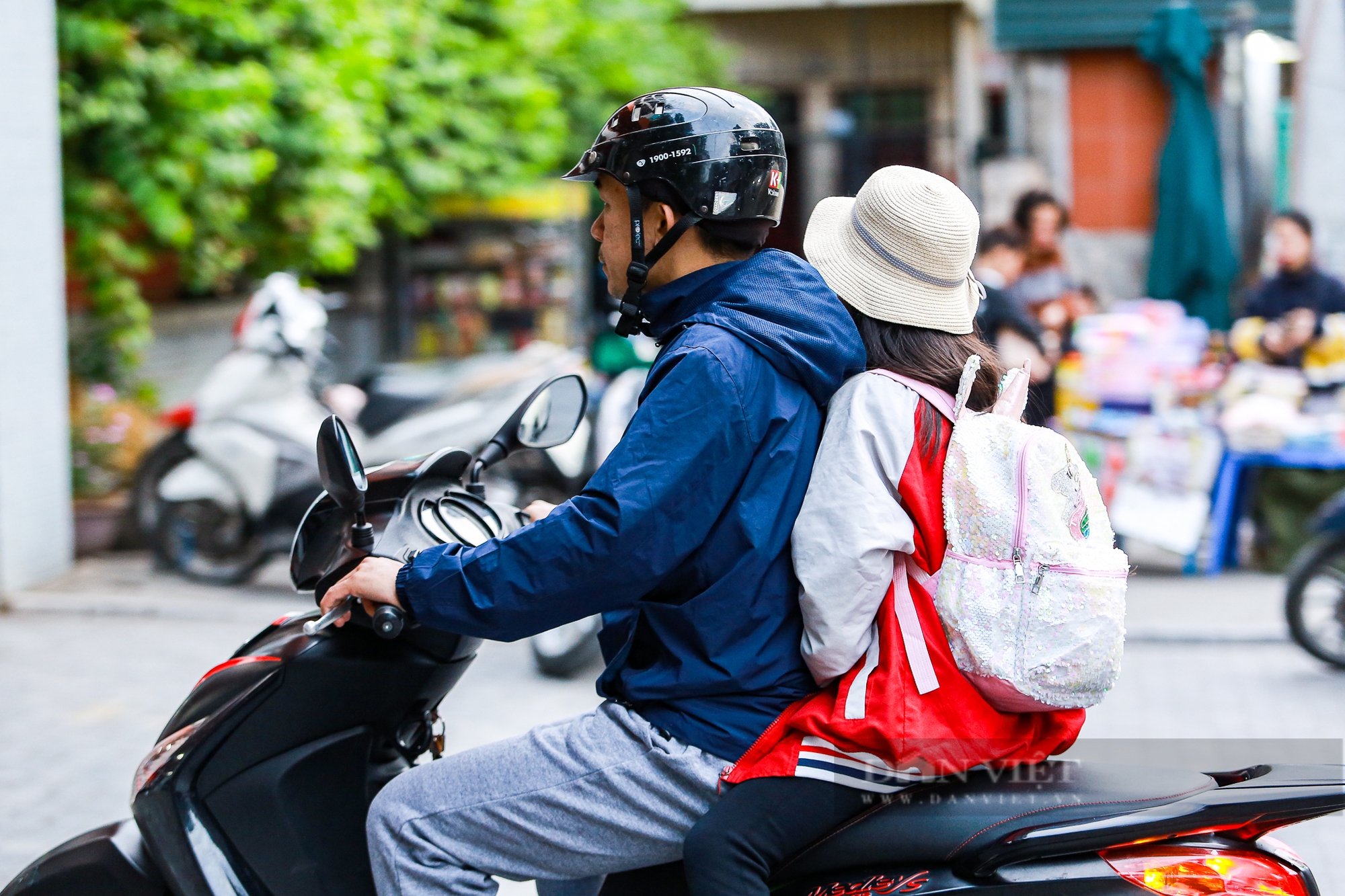 Không khí lạnh tăng cường, người dân Hà Nội trùm kín mặt, co ro đi làm trong gió lạnh - Ảnh 8.