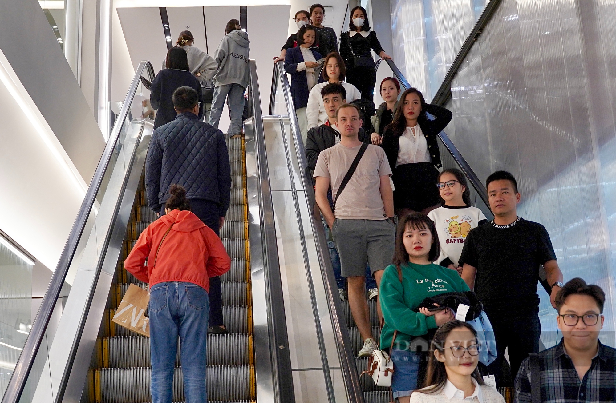 Dân công sở ùn ùn đổ về trung tâm thương mại săn sale ngày Black Friday- Ảnh 16.