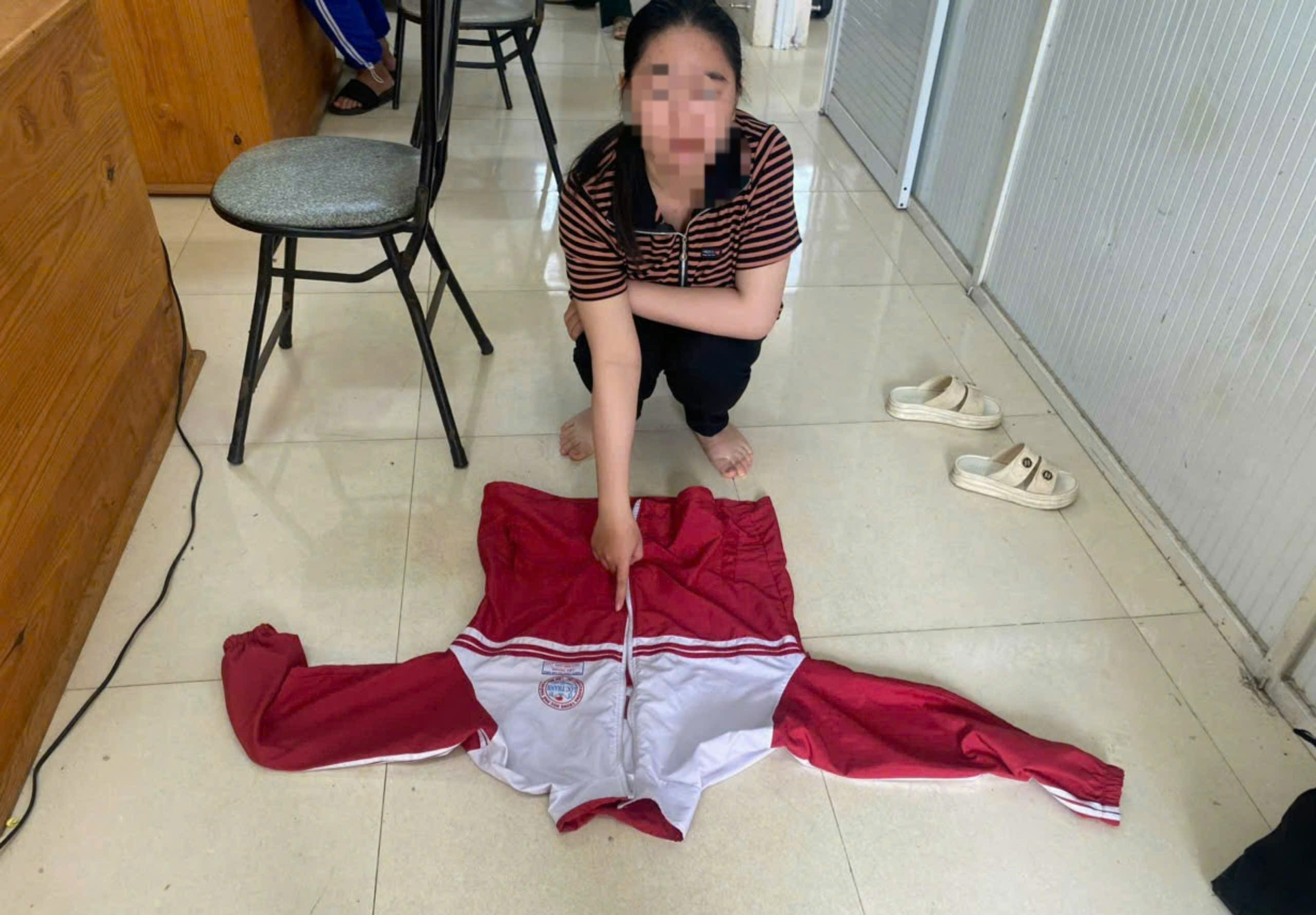 Giả dạng học sinh rồi vào lớp lấy trộm hàng chục điện thoại, máy tính- Ảnh 1.