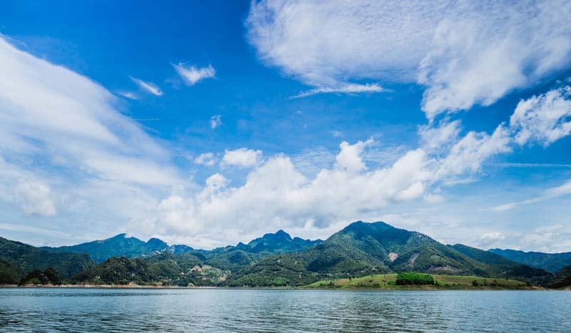 Thung lũng thơ mộng nằm biệt lập với thế giới, được ví như bản hoà ca tráng lệ ở Mai Châu - Ảnh 1.