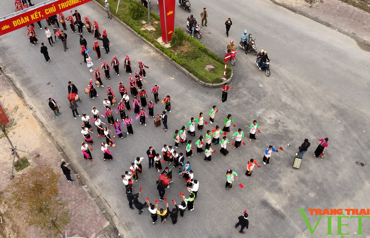 Lễ hội đường phố ở Mường Tè - nơi gặp gỡ, thăng hoa sắc màu biên giới - Ảnh 10.