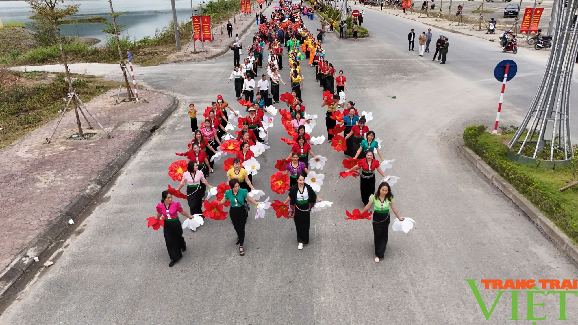 Lễ hội đường phố ở Mường Tè - nơi gặp gỡ, thăng hoa sắc màu biên giới - Ảnh 5.