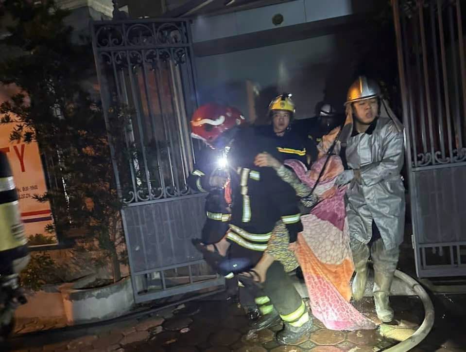 Cứu sống hai người khỏi đám cháy ở Hà Nội- Ảnh 1.