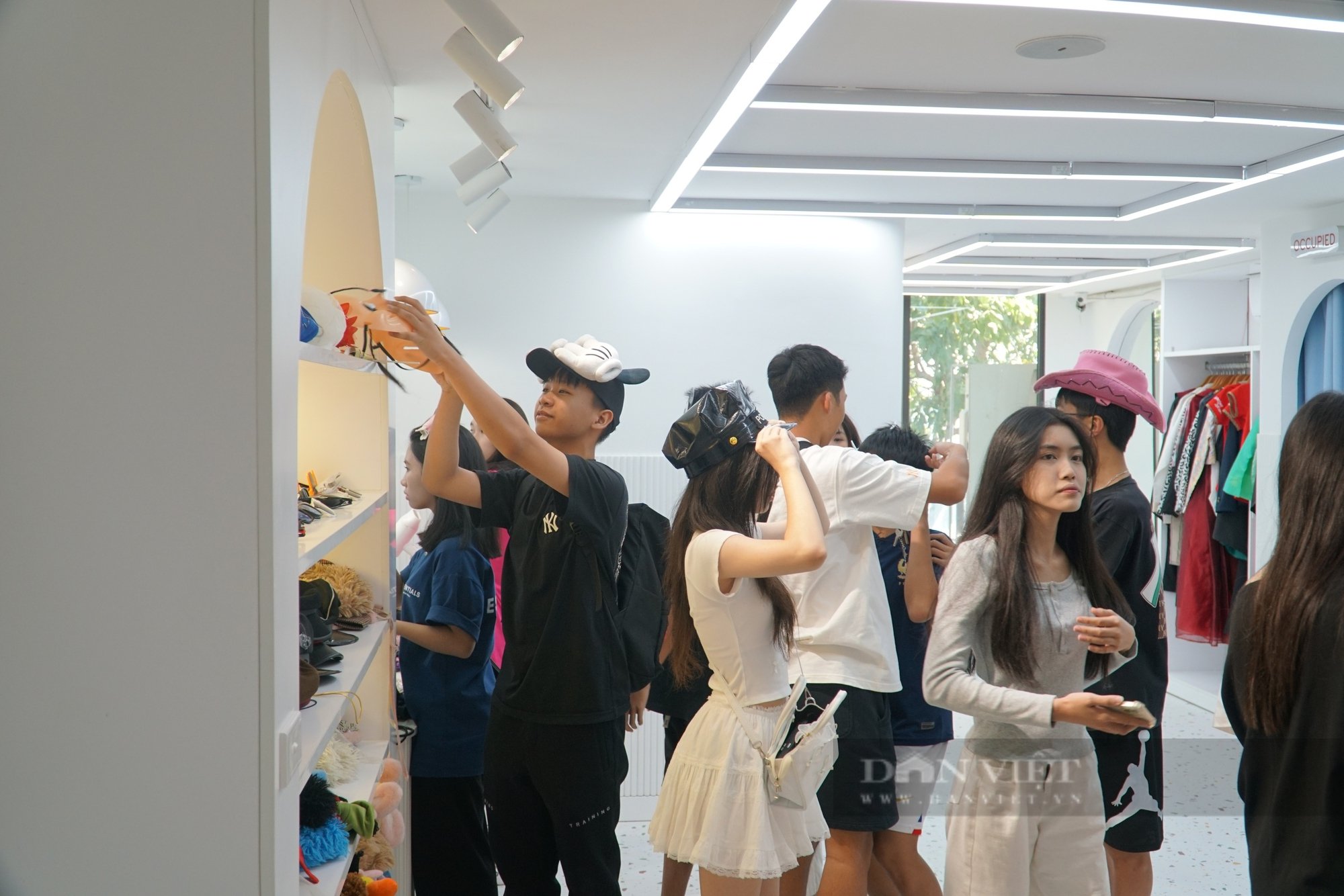 Photo booth gây sốt: Các cửa hàng đón hàng trăm lượt khách tới check-in mỗi ngày vì lý do này - Ảnh 2.