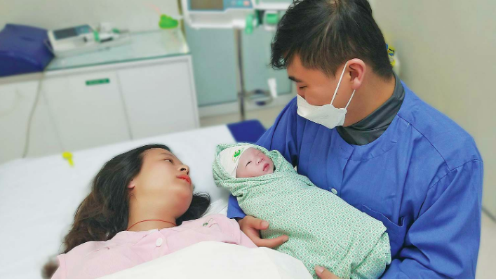 Những điểm mới nhất trong chế độ thai sản cho lao động nam từ năm 2025 - Ảnh 1.