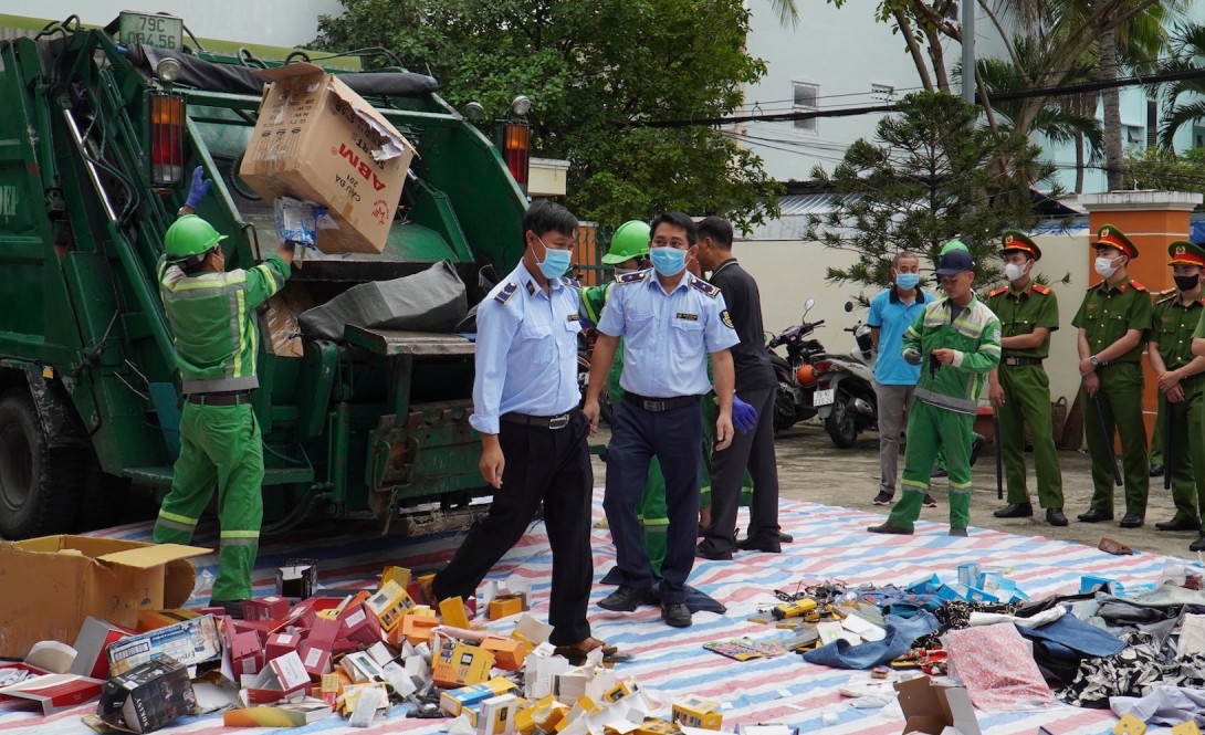 Tiêu hủy hàng chục nghìn sản phẩm nhập lậu, hàng giả ở Khánh Hòa- Ảnh 1.