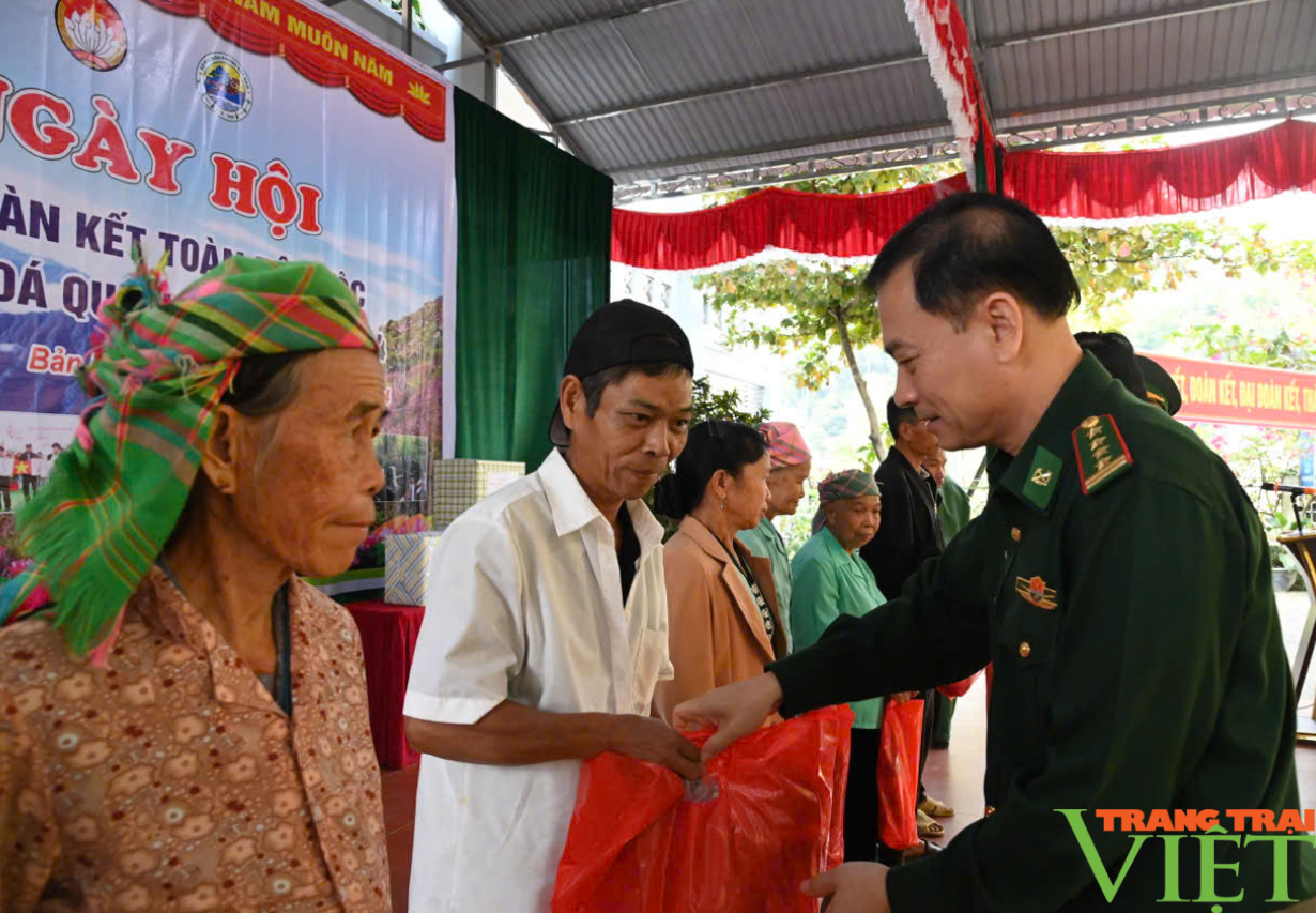 Đậm bản sắc văn hóa Thái, Mông trong ngày hội Đại đoàn kết toàn dân tộc và văn hóa quân dân - Ảnh 3.