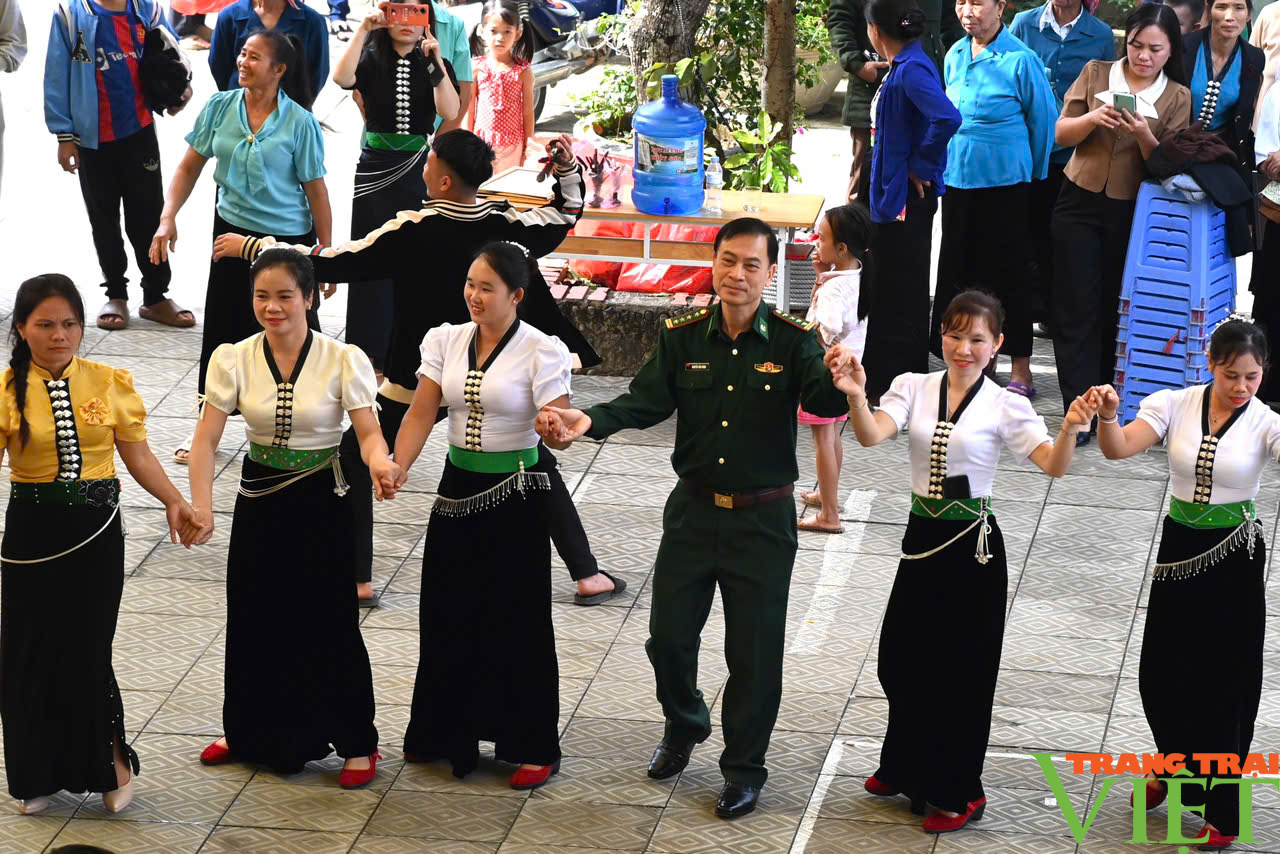 Đậm bản sắc văn hóa Thái, Mông trong ngày hội Đại đoàn kết toàn dân tộc và văn hóa quân dân - Ảnh 6.