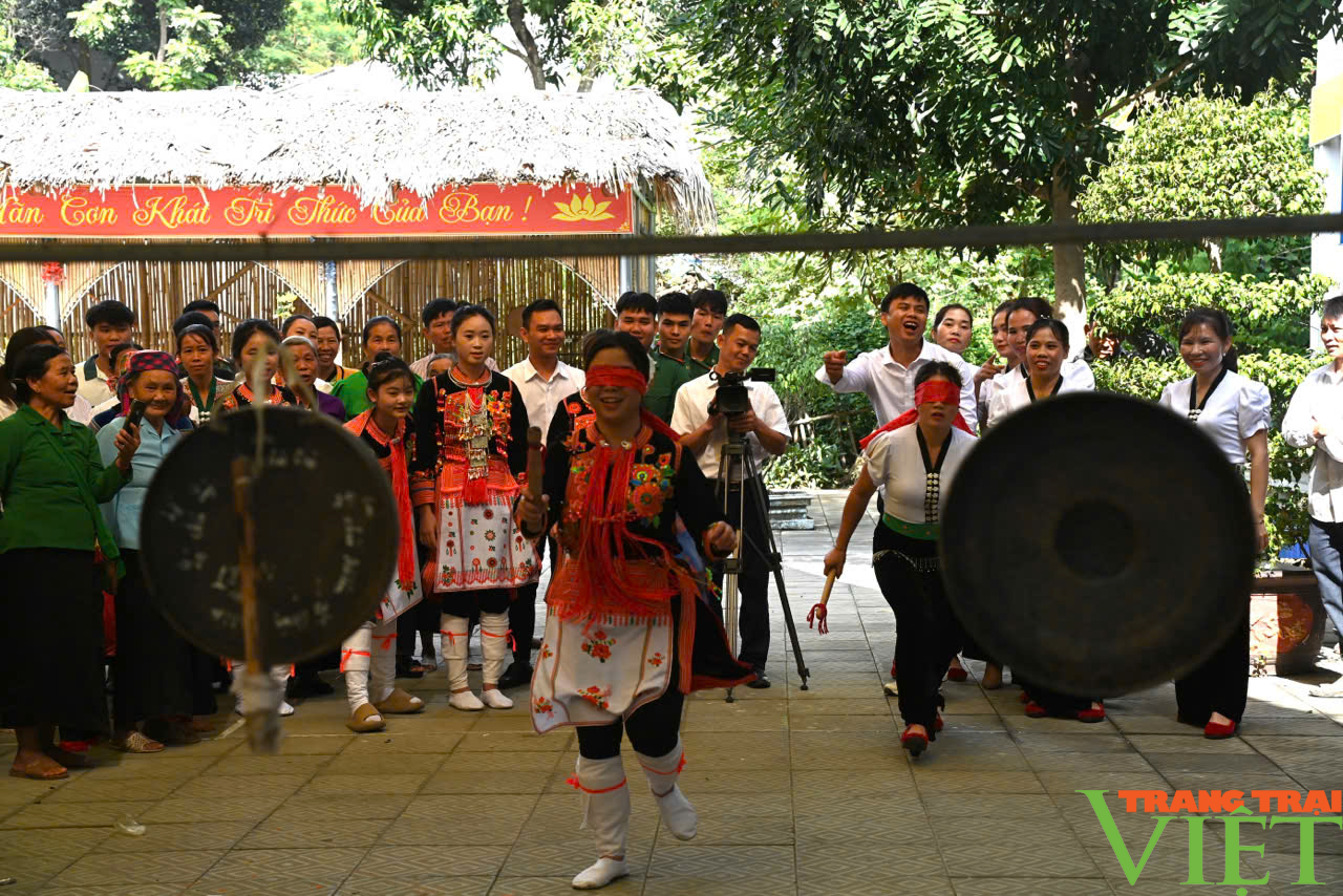 Đậm bản sắc văn hóa Thái, Mông trong ngày hội Đại đoàn kết toàn dân tộc và văn hóa quân dân - Ảnh 12.