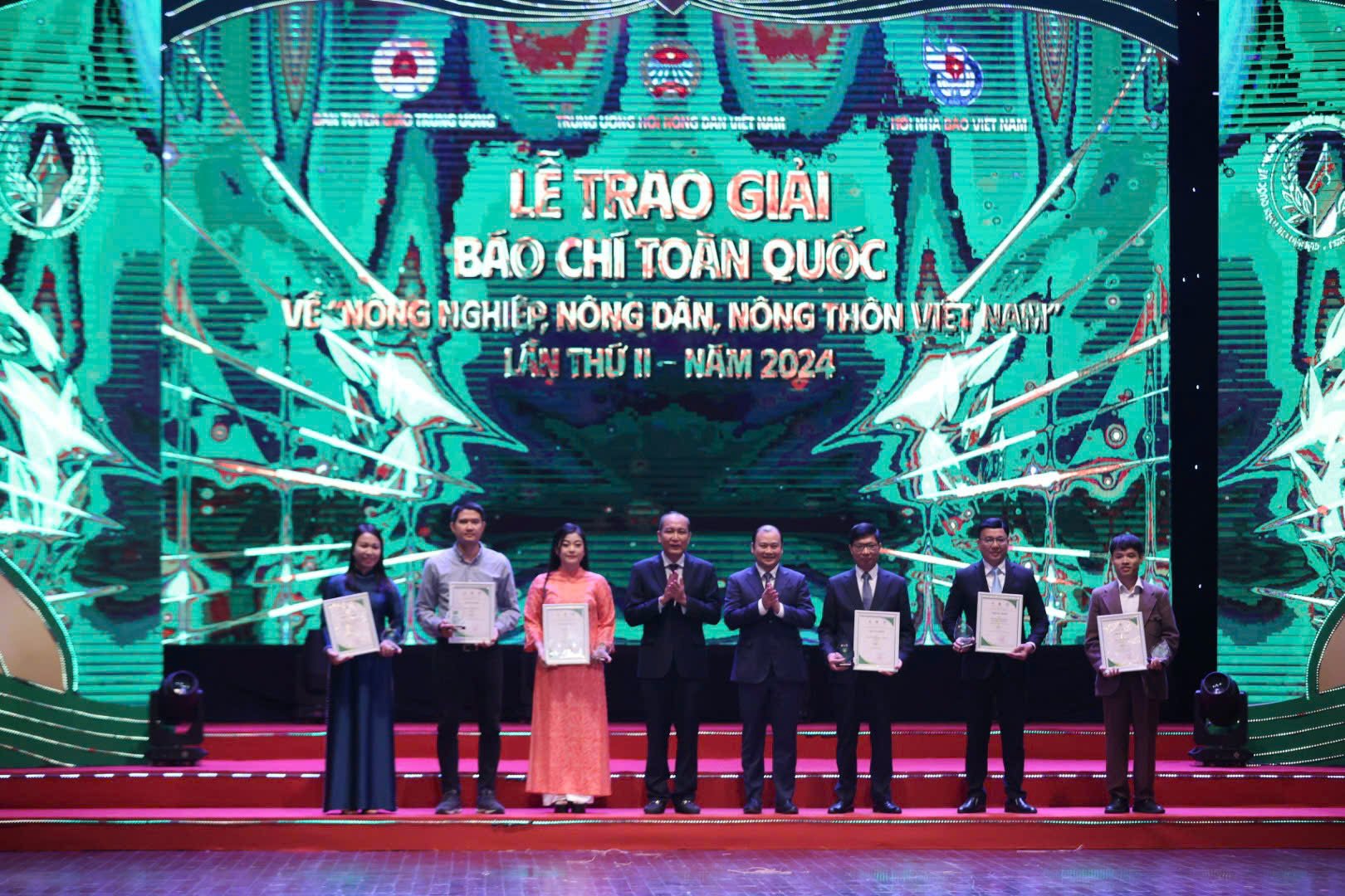 Lễ trao Giải báo chí toàn quốc về nông nghiệp, nông dân, nông thôn Việt Nam lần thứ II năm 2024 - Ảnh 1.