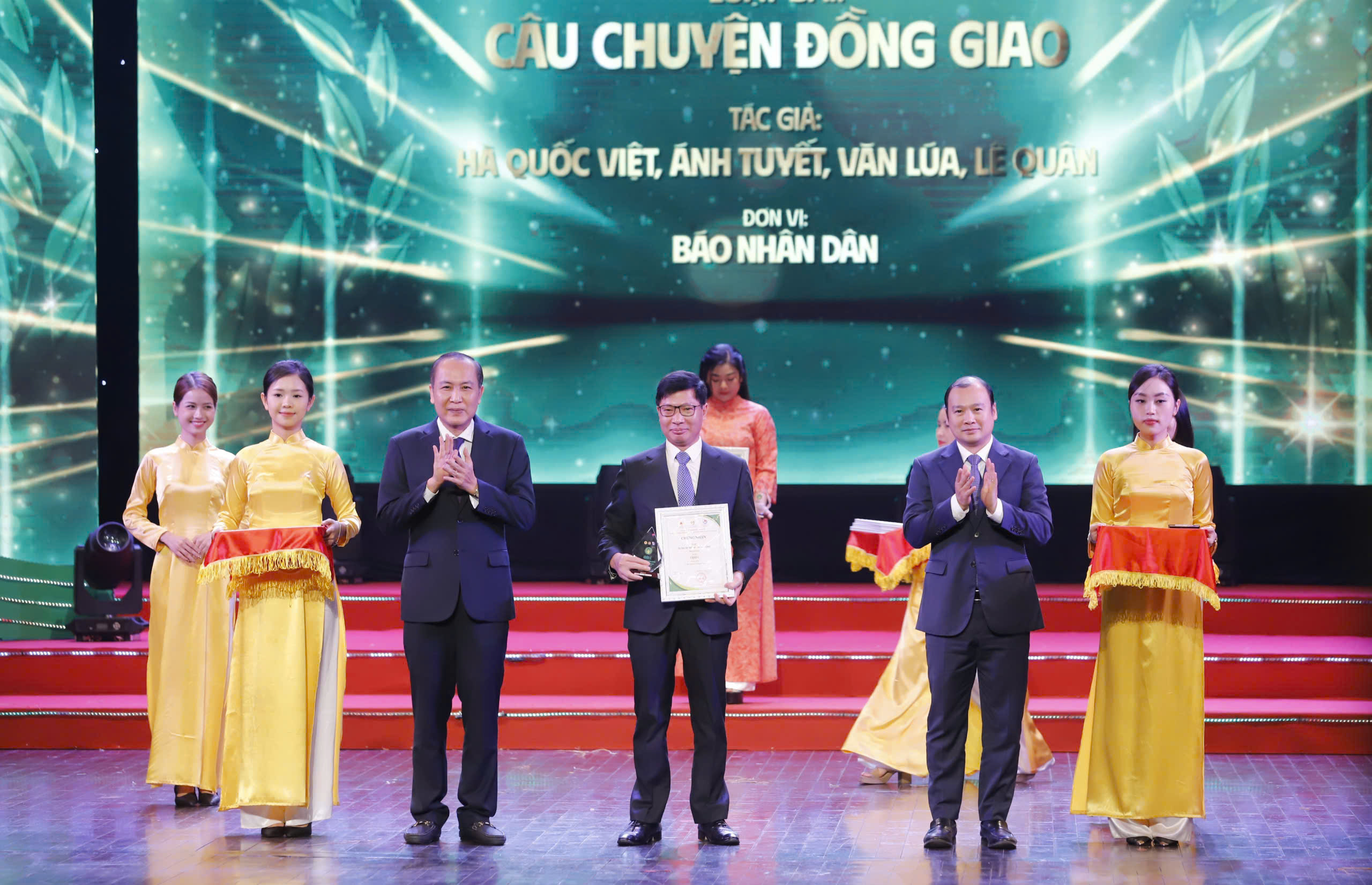 Báo chí viết gì về Lễ trao giải báo chí toàn quốc về nông nghiệp, nông dân, nông thôn lần thứ II – năm 2024 - Ảnh 5.