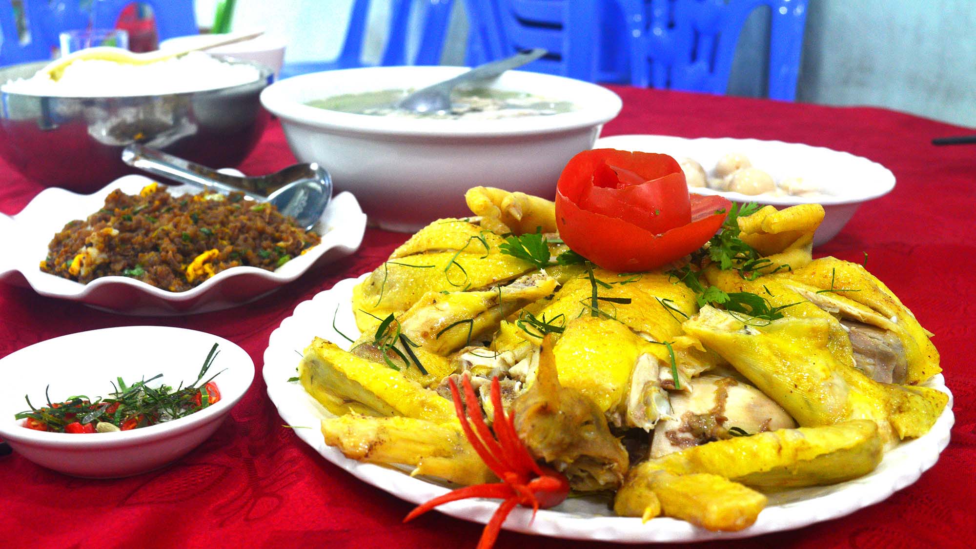 Độc đáo đặc sản được nướng trên than hoa, màu sắc nâu cánh gián bóng lưỡng, hương vị cay tê, béo ngậy  - Ảnh 2.