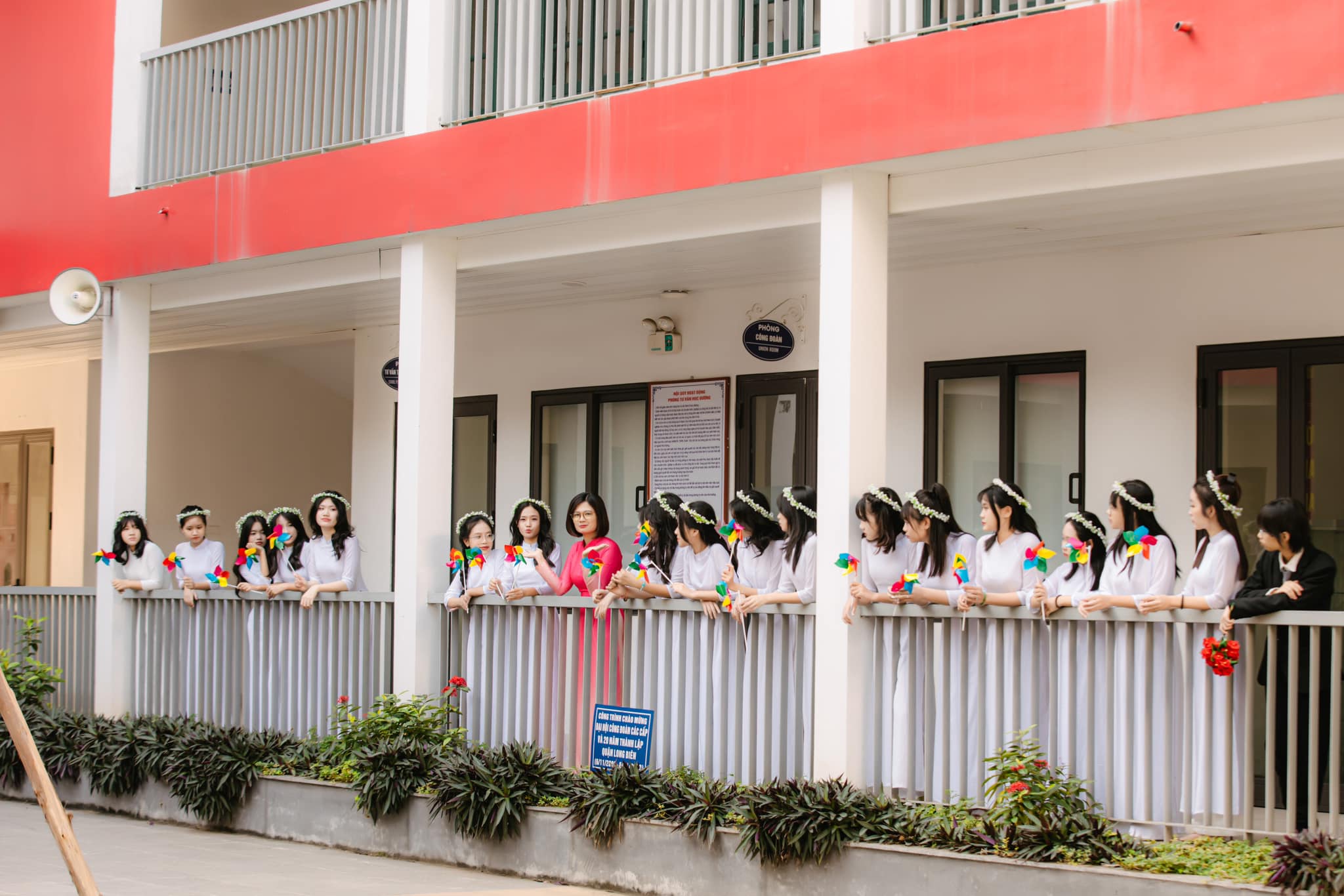 Dạy phải lớp nghịch nhất trường, cô giáo Hà Nội liên tục bị học sinh làm cho "giật bắn mình" - Ảnh 3.