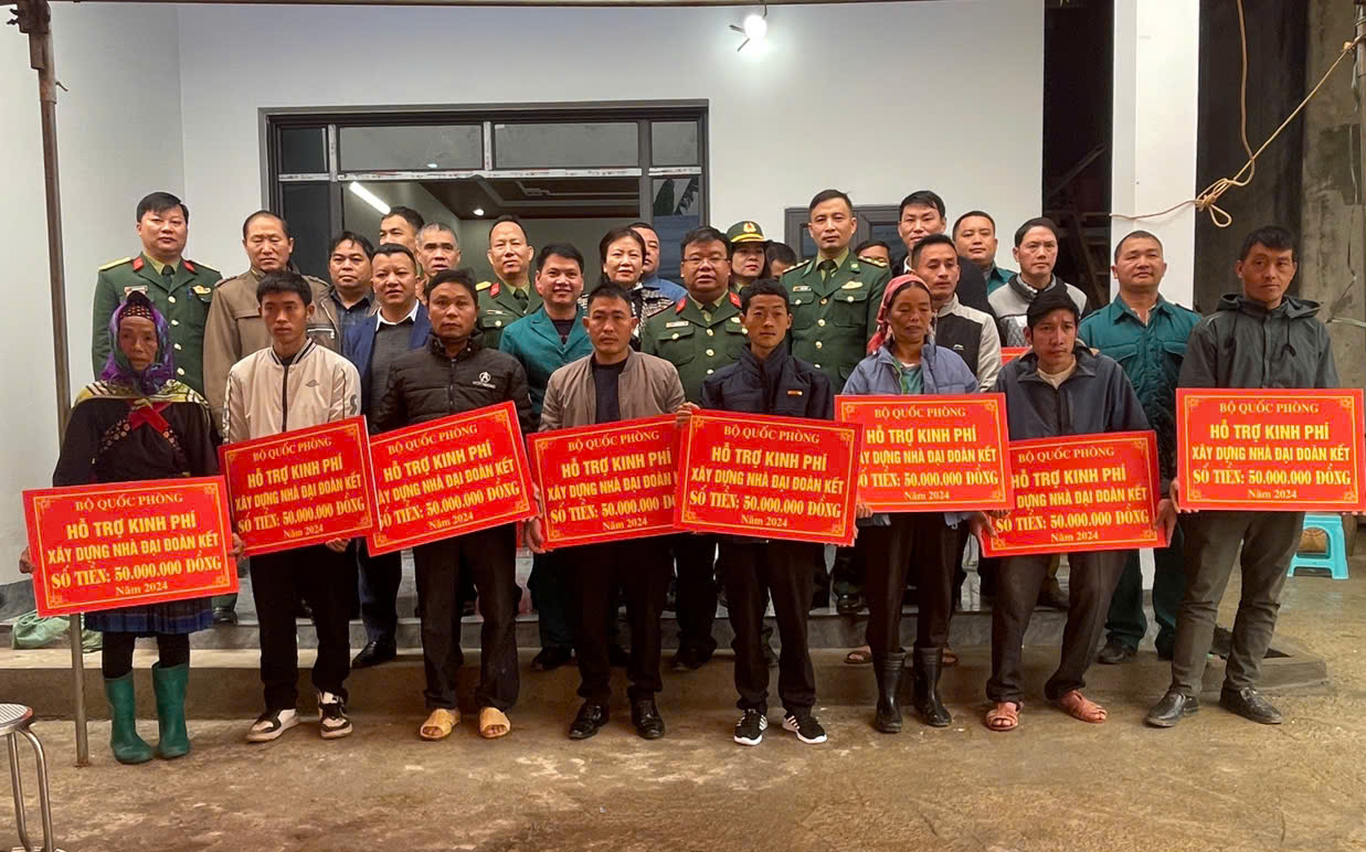 Lào Cai: Bàn giao nhà ở mới cho các hộ nghèo, hoàn cảnh khó khăn - Ảnh 1.