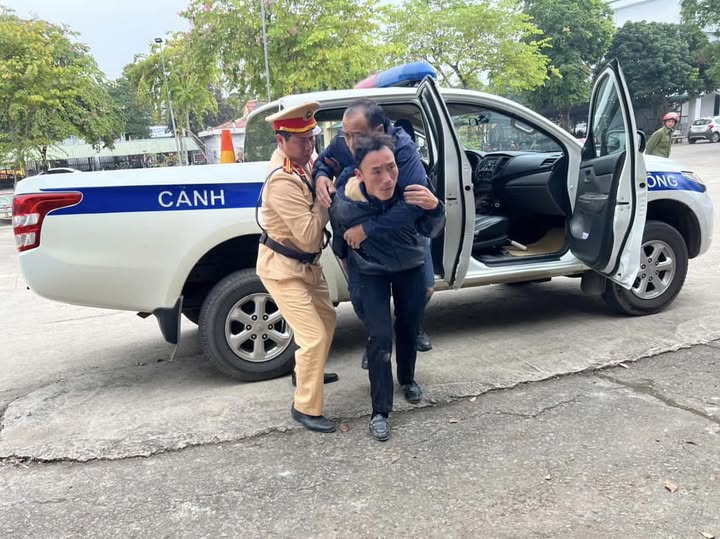 Cảnh sát giao thông Hòa Bình giúp đỡ, đưa người bị nạn đi cấp cứu kịp thời - Ảnh 1.
