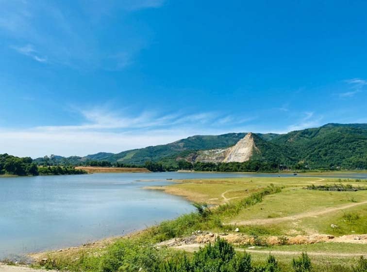 Ngỡ ngàng điểm du lịch chỉ cách Hà Nội 40km, cảnh sắc đẹp được ví như “Thụy Sĩ thu nhỏ” - Ảnh 1.