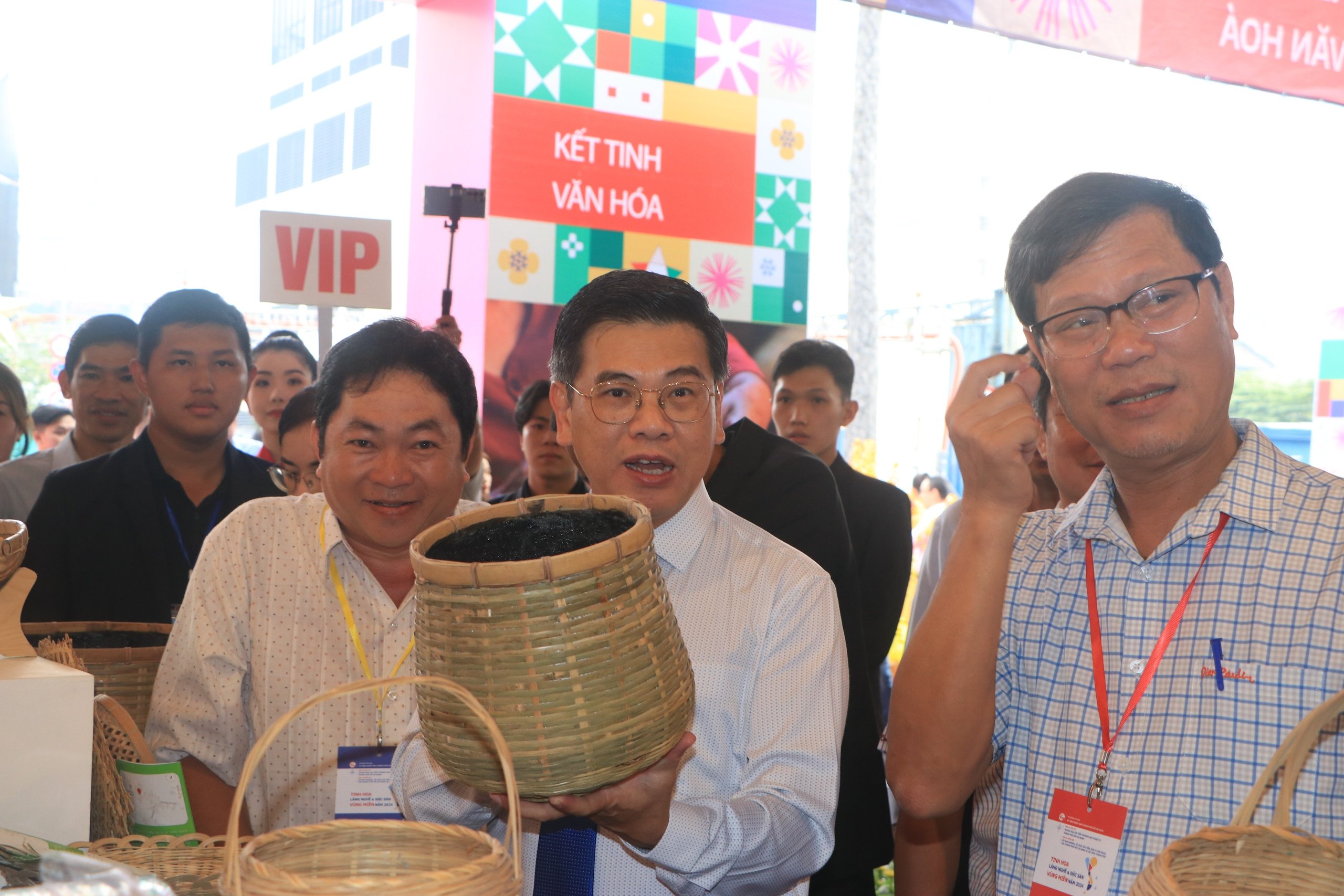 Trải nghiệm làm nghệ nhân tại Tinh hoa làng nghề 2024 - Ảnh 1.