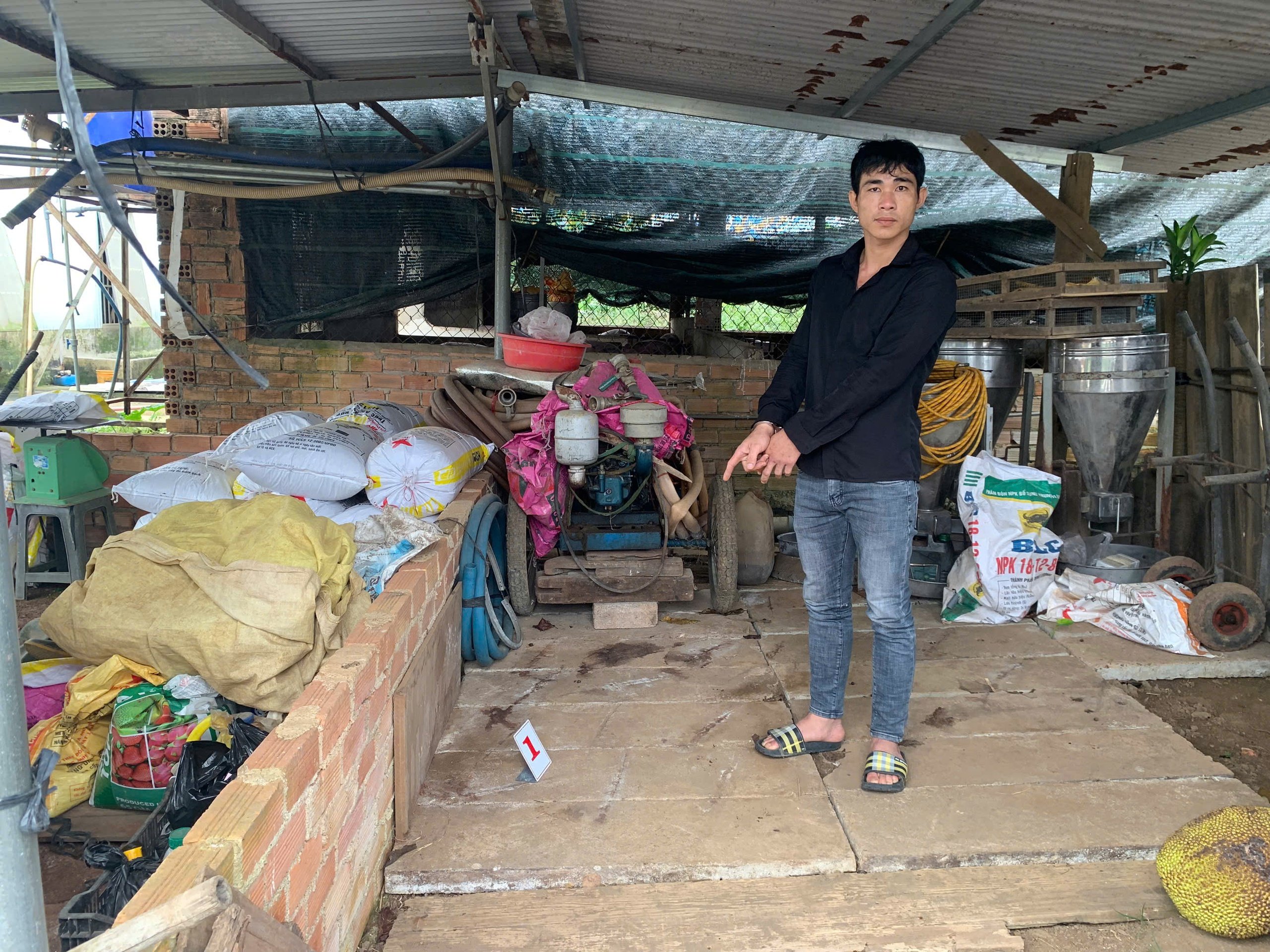 Đối tượng ngang nhiên vào nhà dân vác trộm 4 bao cà phê trị giá hơn 3,5 triệu đồng - Ảnh 1.