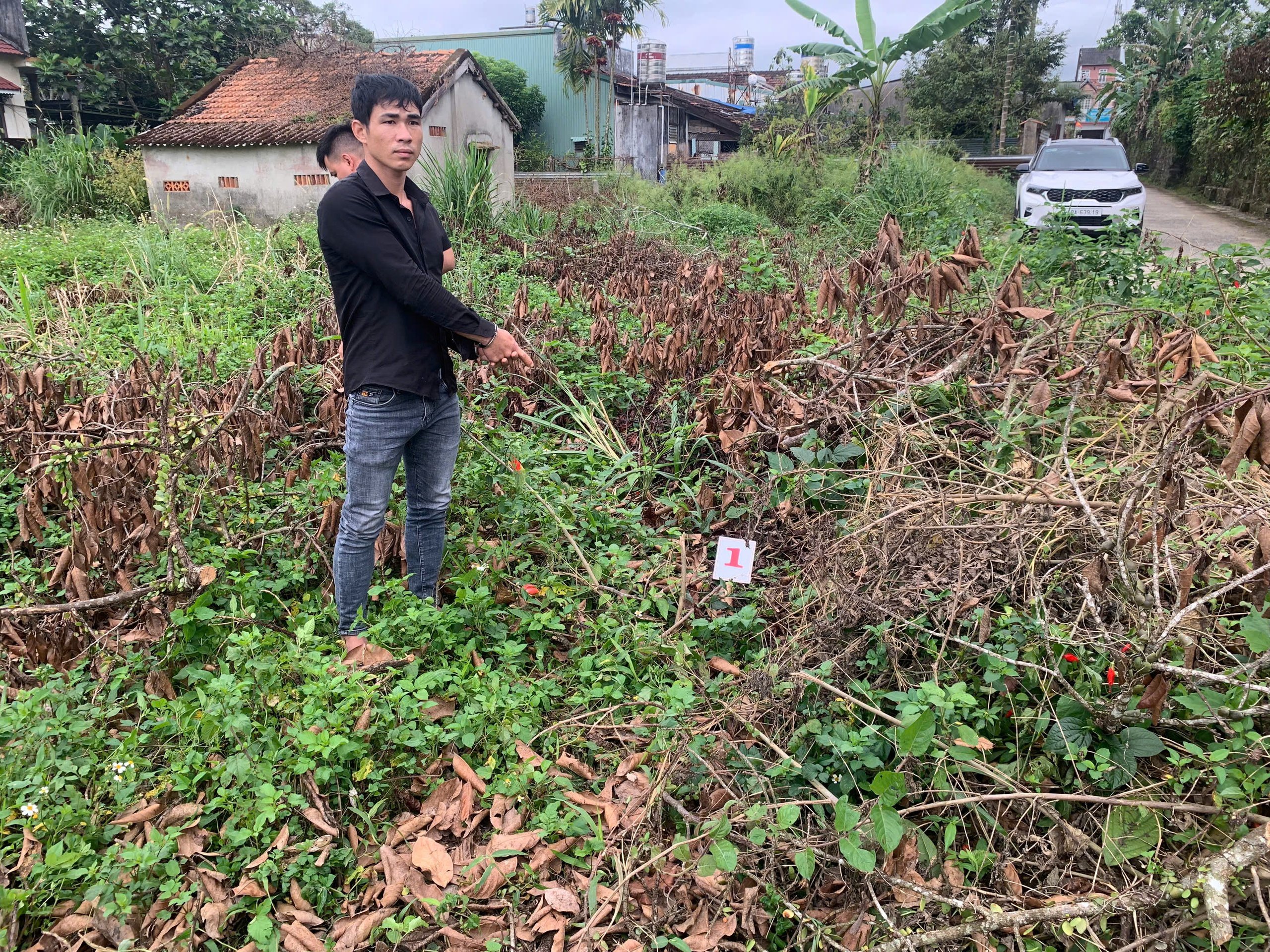 Đối tượng ngang nhiên vào nhà dân vác trộm 4 bao cà phê trị giá hơn 3,5 triệu đồng - Ảnh 2.