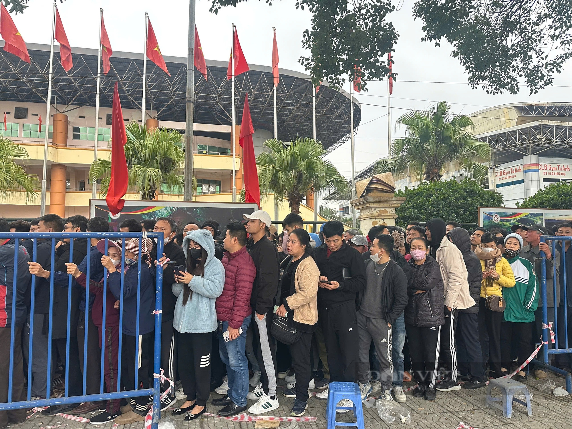 Rét căm căm, 2 giờ sáng người dân đã xếp hàng dài mua vé xem tuyển Việt Nam thi đấu- Ảnh 1.