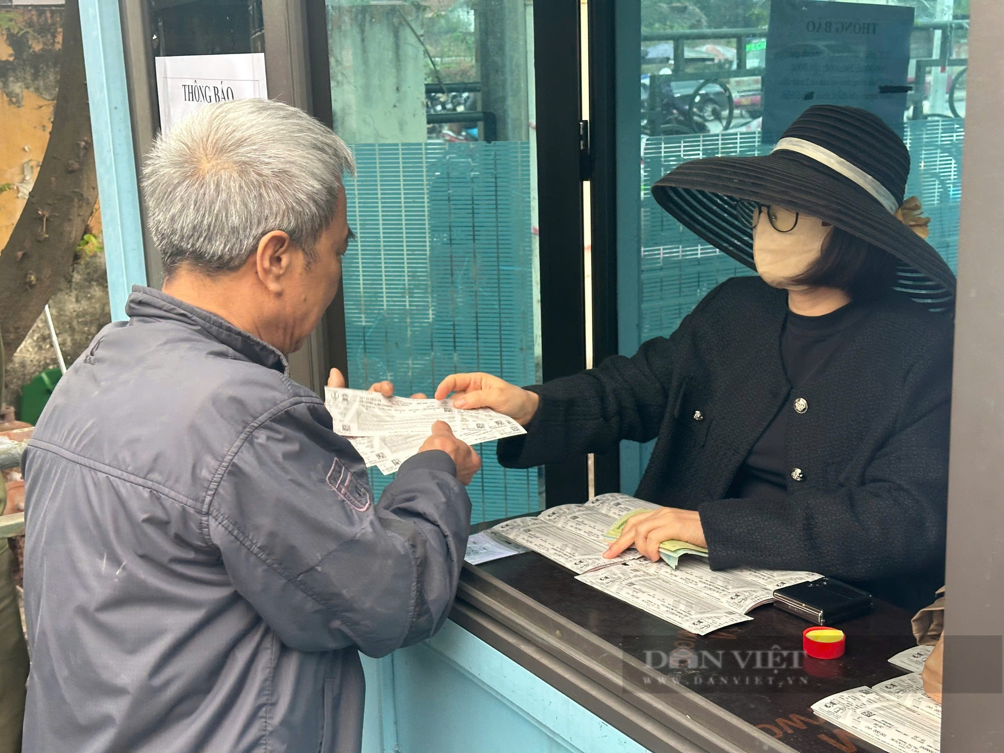 Rét căm căm, 2 giờ sáng người dân đã xếp hàng dài mua vé xem tuyển Việt Nam thi đấu- Ảnh 3.
