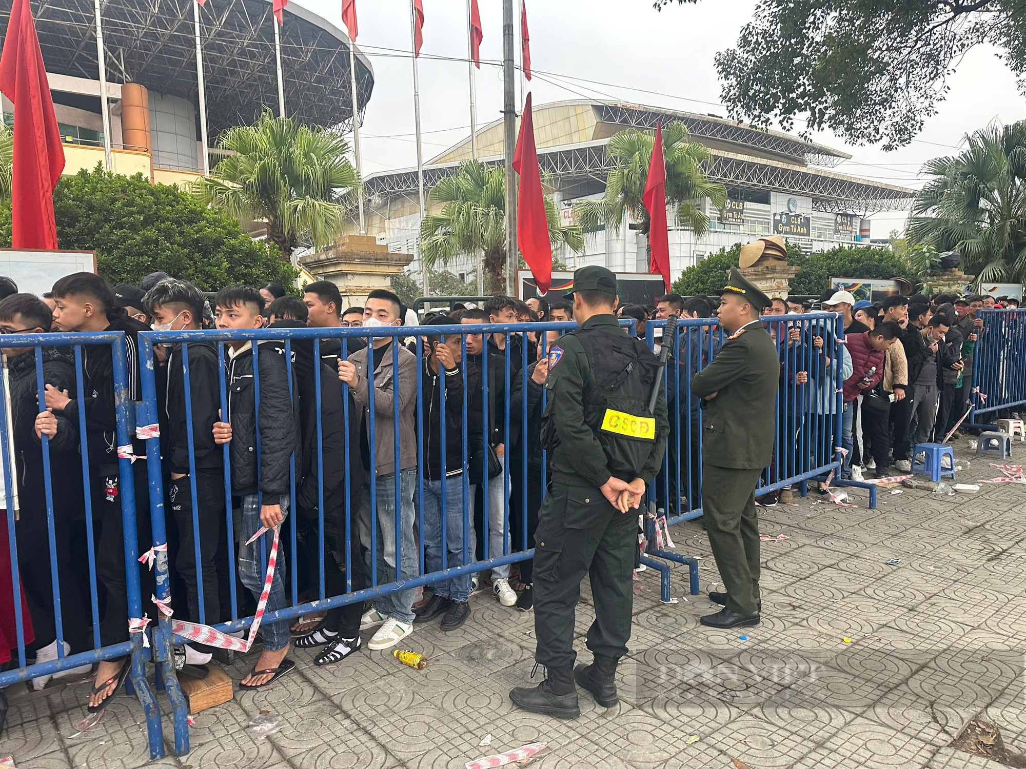 Rét căm căm, 2 giờ sáng người dân đã xếp hàng dài mua vé xem tuyển Việt Nam thi đấu- Ảnh 4.