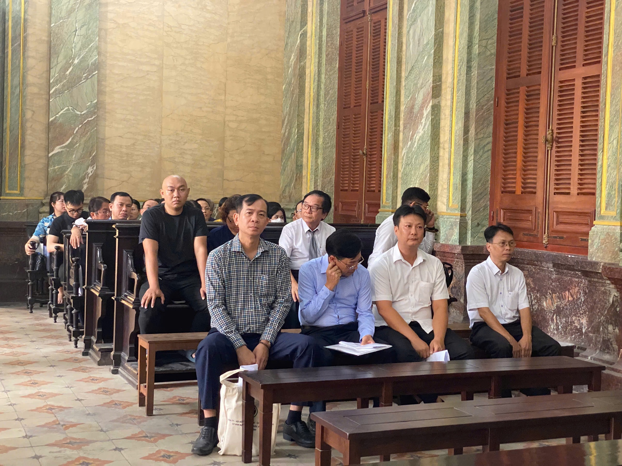 Gây thất thoát 14 tỷ liên quan giấy chứng nhận đất đai công sản, 8 cựu cán bộ quận Tân Bình hầu tòa - Ảnh 1.