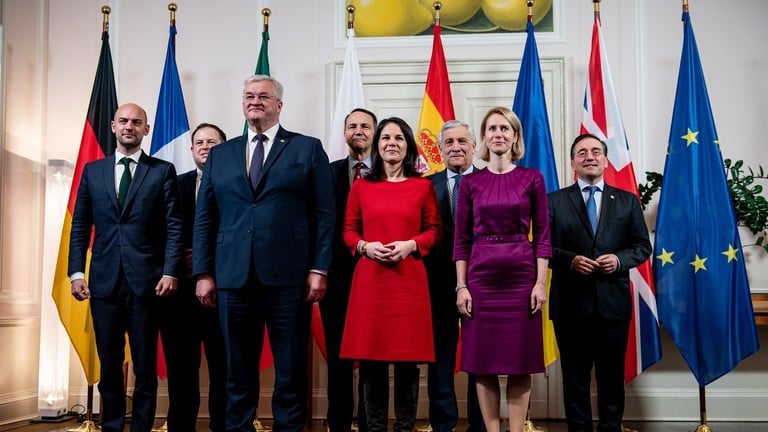 Sáu quốc gia NATO lớn ký văn bản về kế hoạch gia nhập của Ukraine - Ảnh 1.
