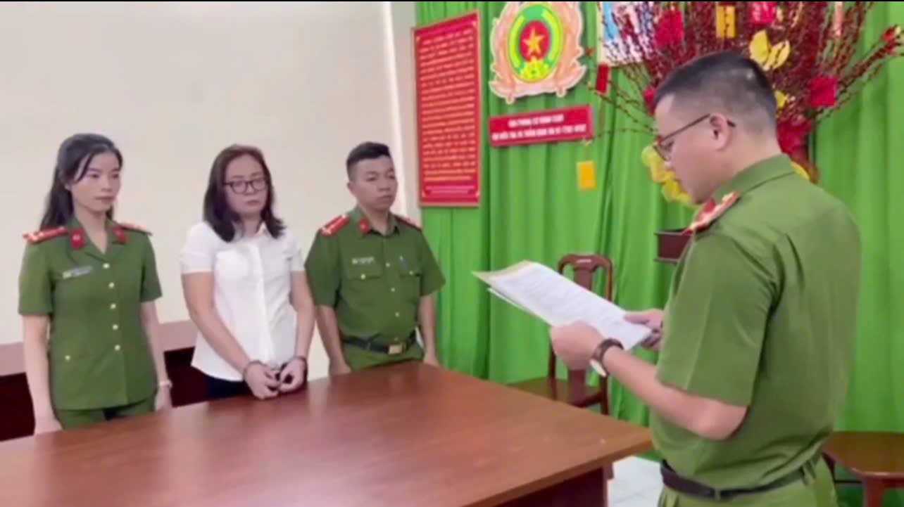 Bắt tạm giam nữ phó phòng ở TP.HCM lừa đảo hơn 23 tỷ đồng - Ảnh 1.