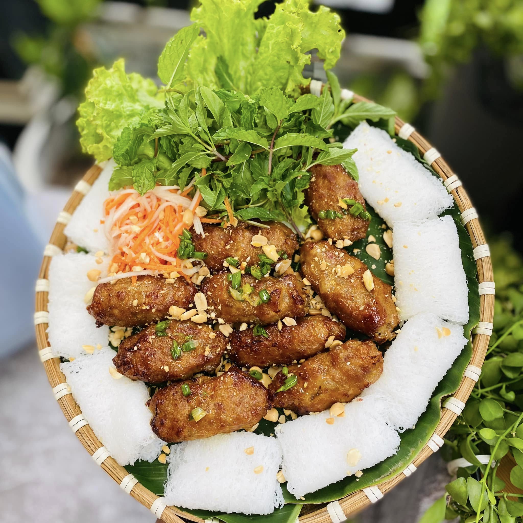 Mách bạn bí quyết làm món nem lụi thơm ngon tại nhà- Ảnh 1.