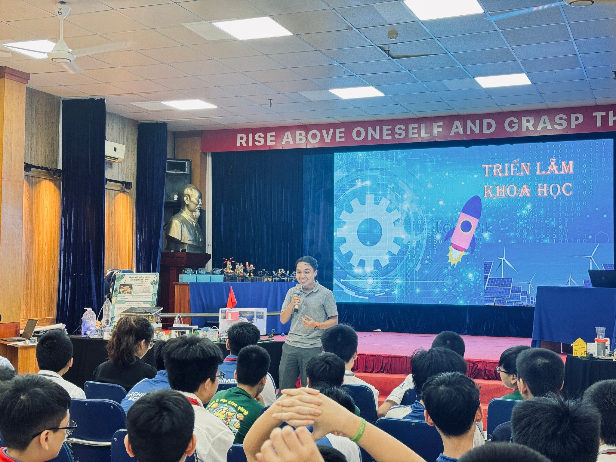 Bức ảnh 2 anh em hiếm nhà nào bắt chước được: Người anh là Quán quân Đường lên đỉnh Olympia - Ảnh 4.