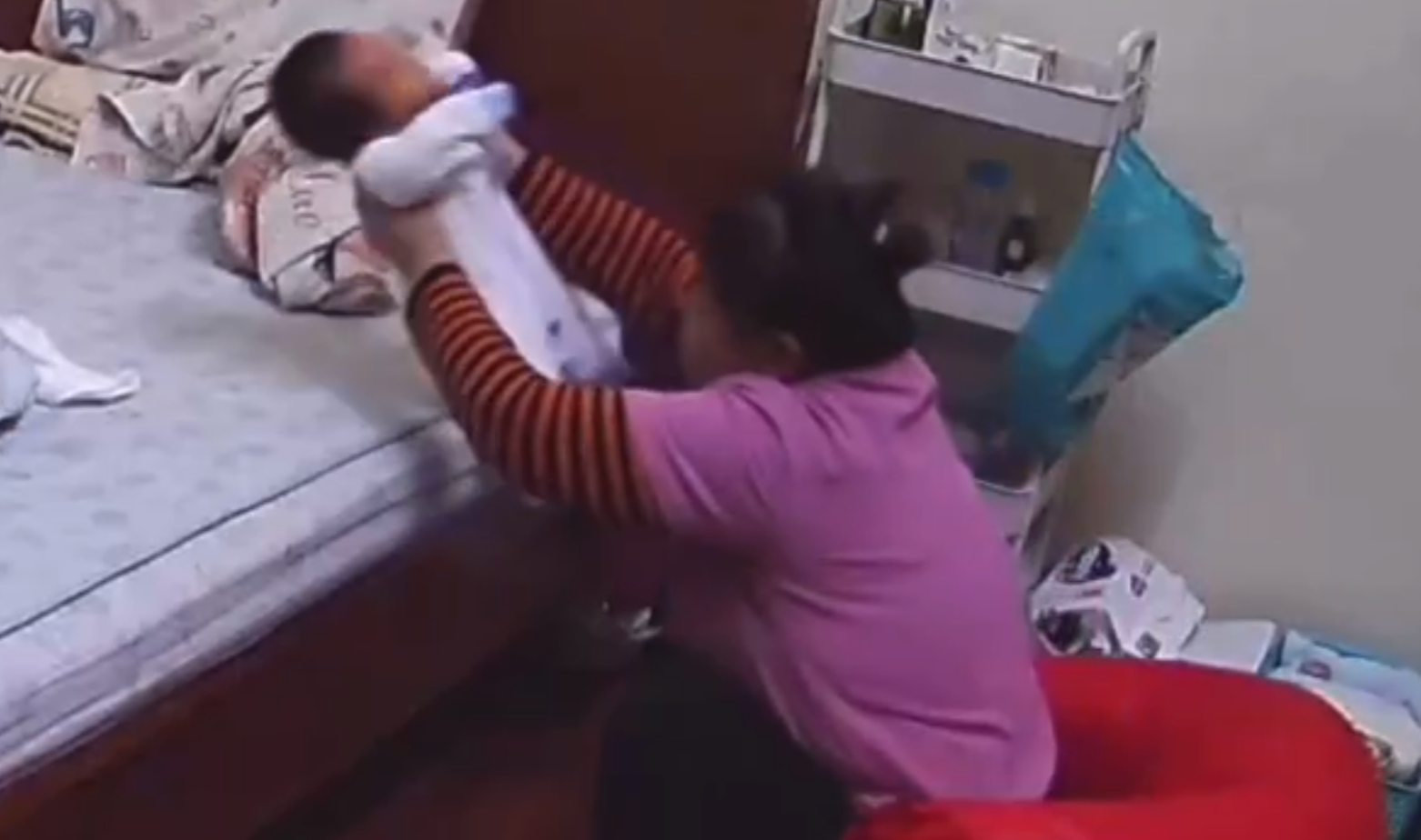 Mẹ bé trai hơn 1 tháng tuổi nghi bị bảo mẫu bạo hành: "Bà ấy hành hạ con ngay cả khi tôi ngủ cạnh" - Ảnh 1.