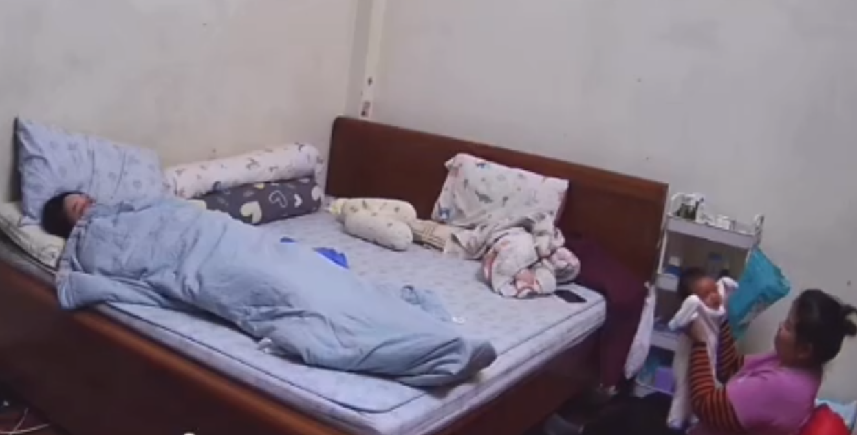 Mẹ bé trai hơn 1 tháng tuổi nghi bị bảo mẫu bạo hành: "Bà ấy hành hạ con ngay cả khi tôi ngủ cạnh" - Ảnh 2.