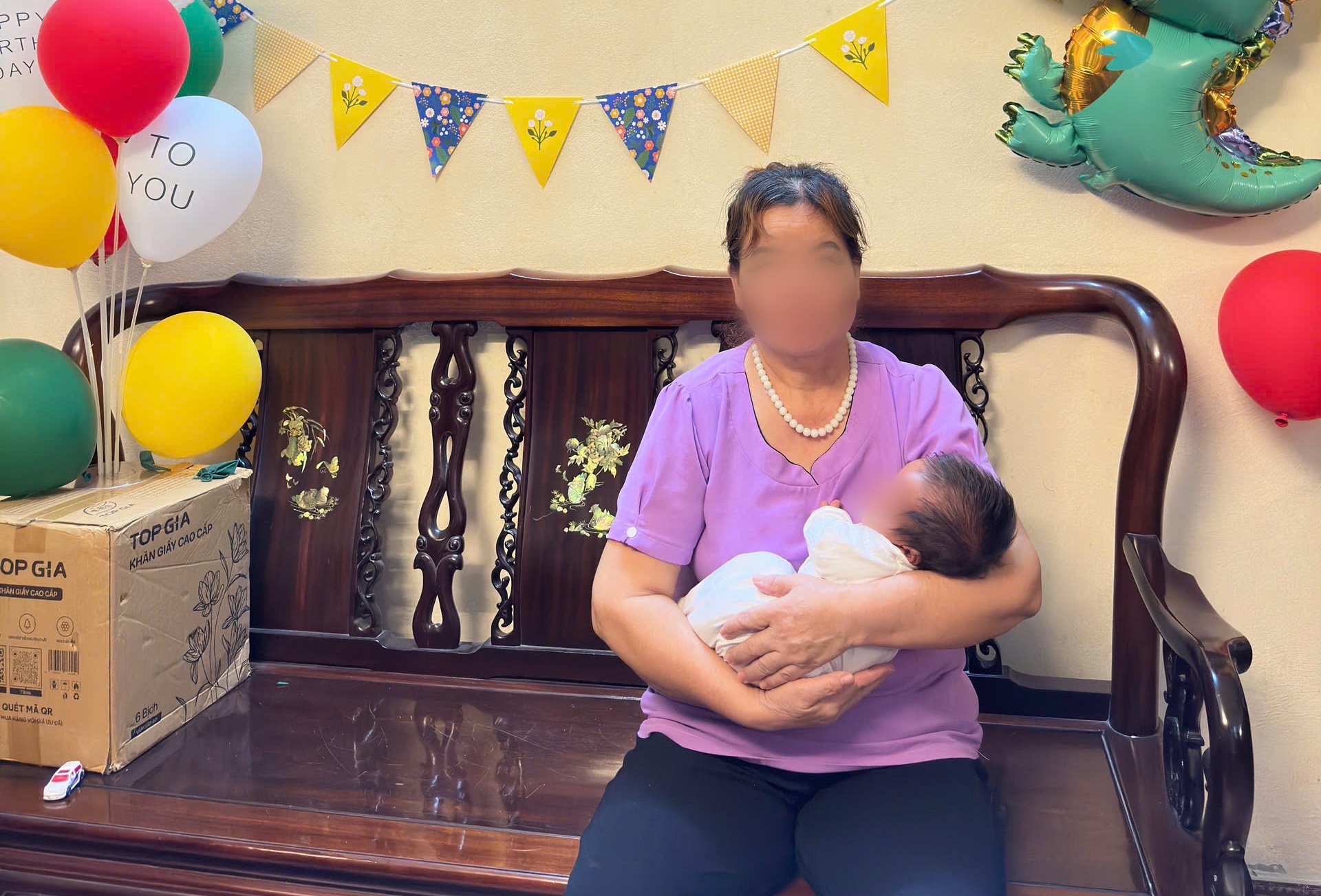 Mẹ bé trai hơn 1 tháng tuổi nghi bị bảo mẫu bạo hành: "Bà ấy hành hạ con ngay cả khi tôi ngủ cạnh" - Ảnh 3.
