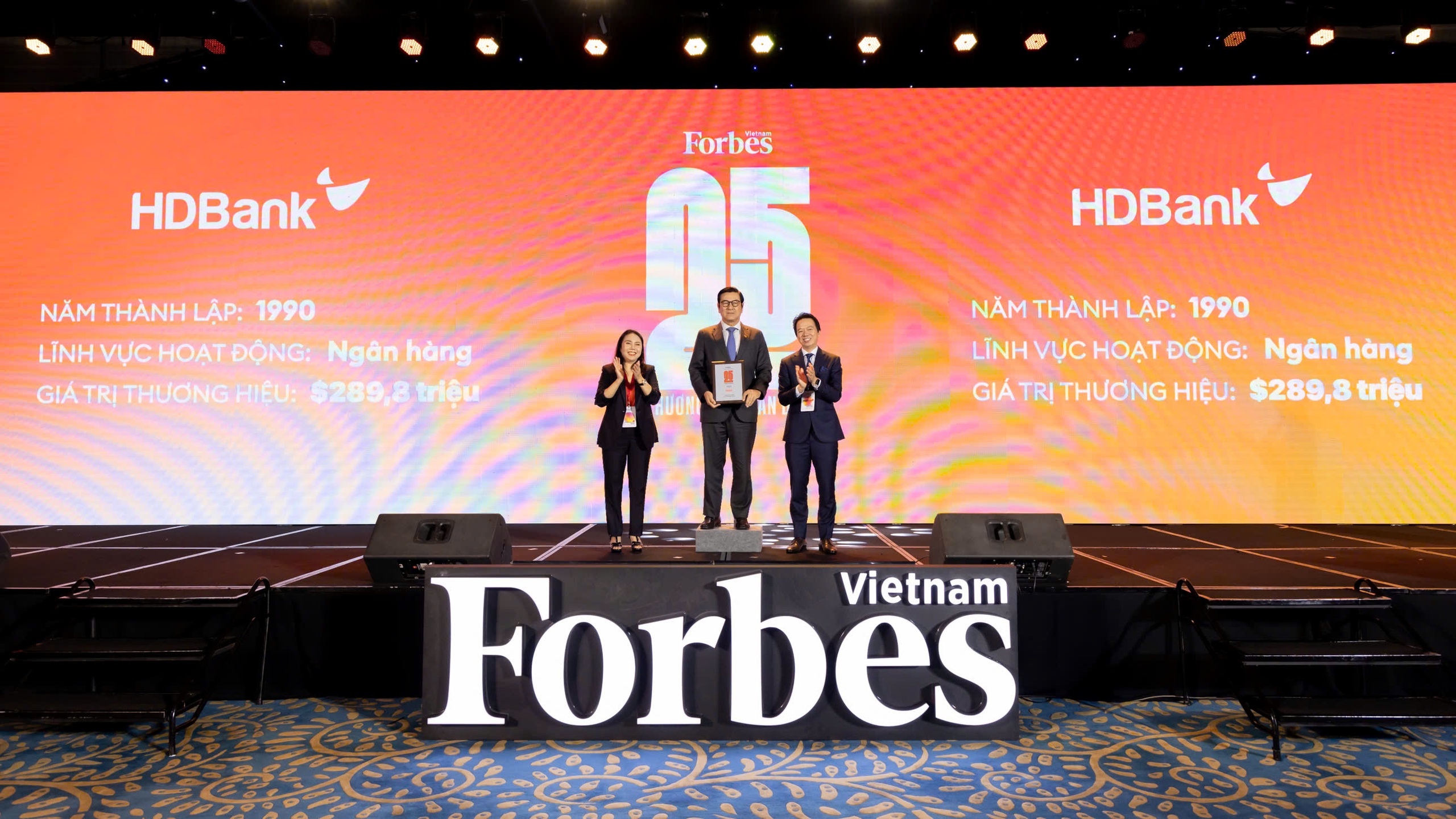 Forbes vinh danh HDBank Top 25 thương hiệu niêm yết dẫn đầu năm thứ 6 liên tiếp - Ảnh 2.