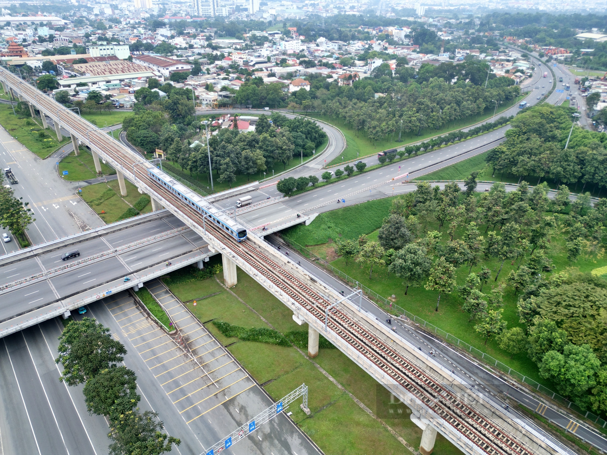 Dự án hầm chui cửa ngõ phía Đông TP.HCM xây 8 năm chưa xong: Nhếch nhác ngập rác - Ảnh 10.