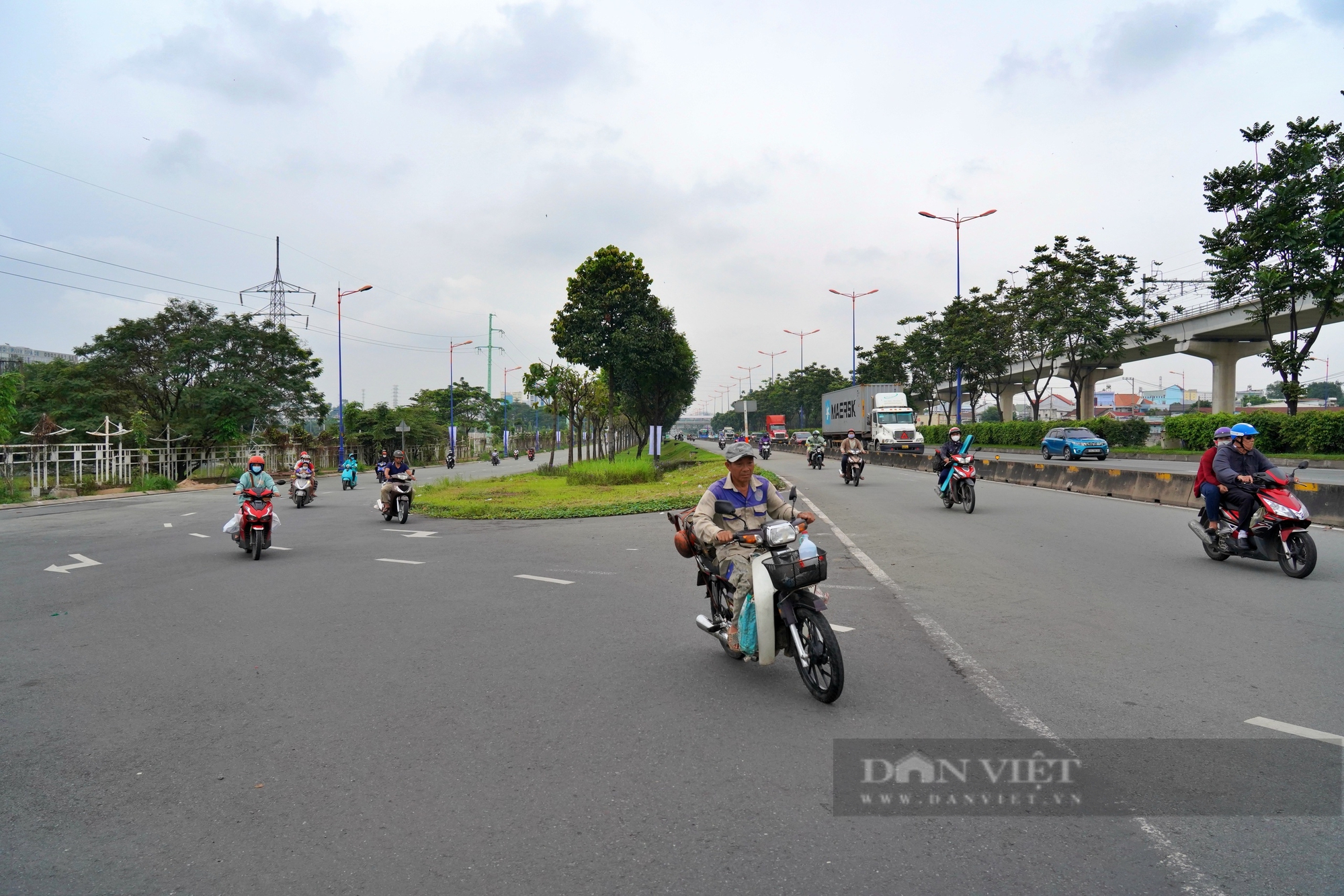 Dự án hầm chui cửa ngõ phía Đông TP.HCM xây 8 năm chưa xong: Nhếch nhác ngập rác - Ảnh 7.