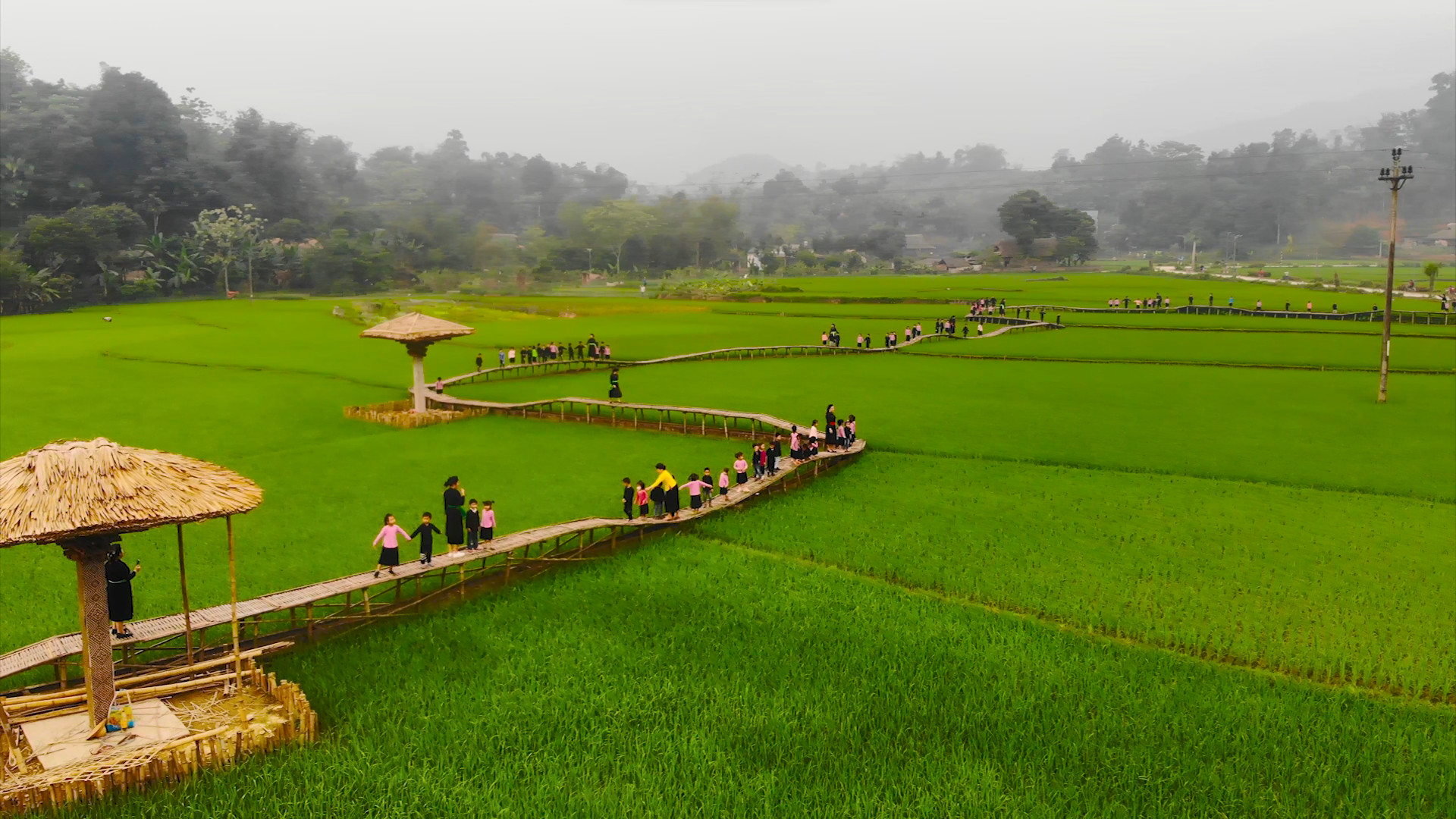 Lào Cai: Bàn giải pháp phát triển du lịch nông thôn, sản phẩm quà tặng phục vụ du lịch vùng đồng bào DTTS - Ảnh 6.