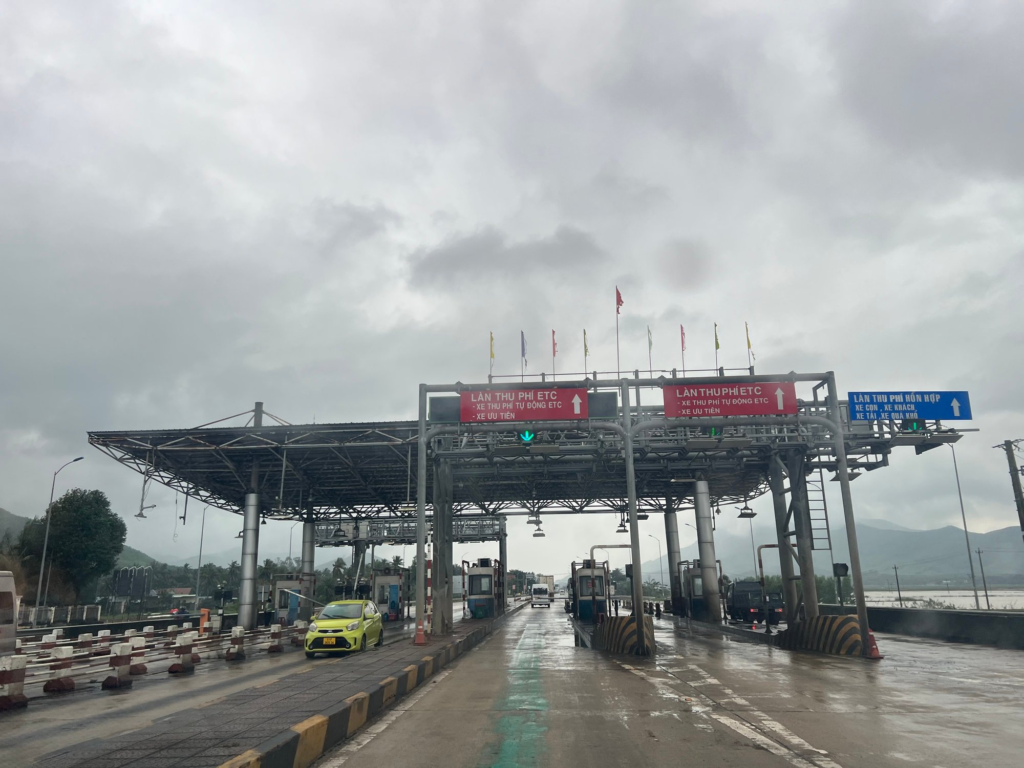 Hễ đến mùa mưa...là thấy "ổ voi, ổ gà" dày đặc trên Quốc lộ 1 tại Bình Định- Ảnh 3.