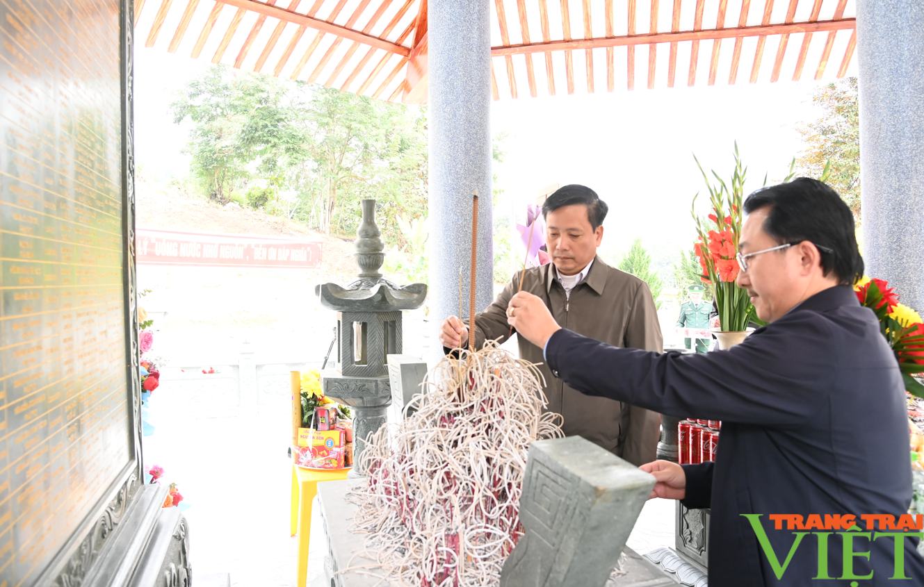 Bí thư Tỉnh ủy Lai Châu Giàng Páo Mỷ dự lễ khánh thành nhà bia ghi tên các anh hùng, liệt sỹ ở biên giới - Ảnh 5.