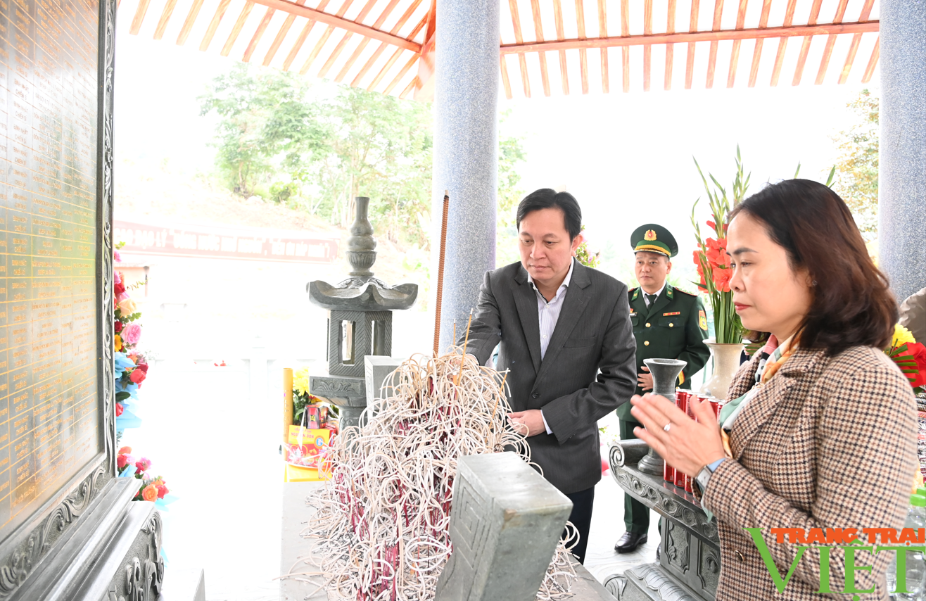 Bí thư Tỉnh ủy Lai Châu Giàng Páo Mỷ dự lễ khánh thành nhà bia ghi tên các anh hùng, liệt sỹ ở biên giới - Ảnh 6.