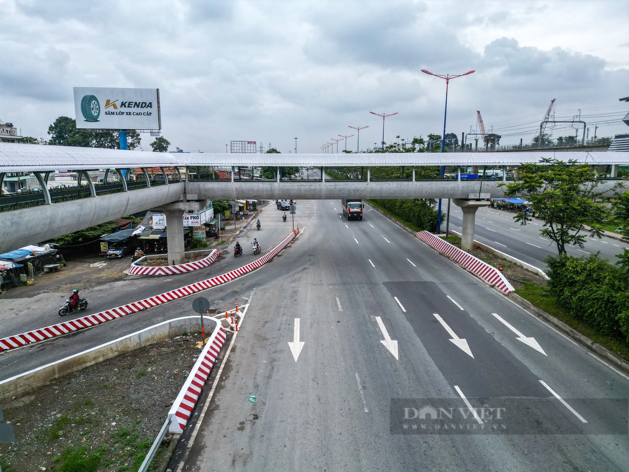 9 cầu bộ hành kết nối Metro 1 sẵn sàng phục vụ người dân - Ảnh 4.