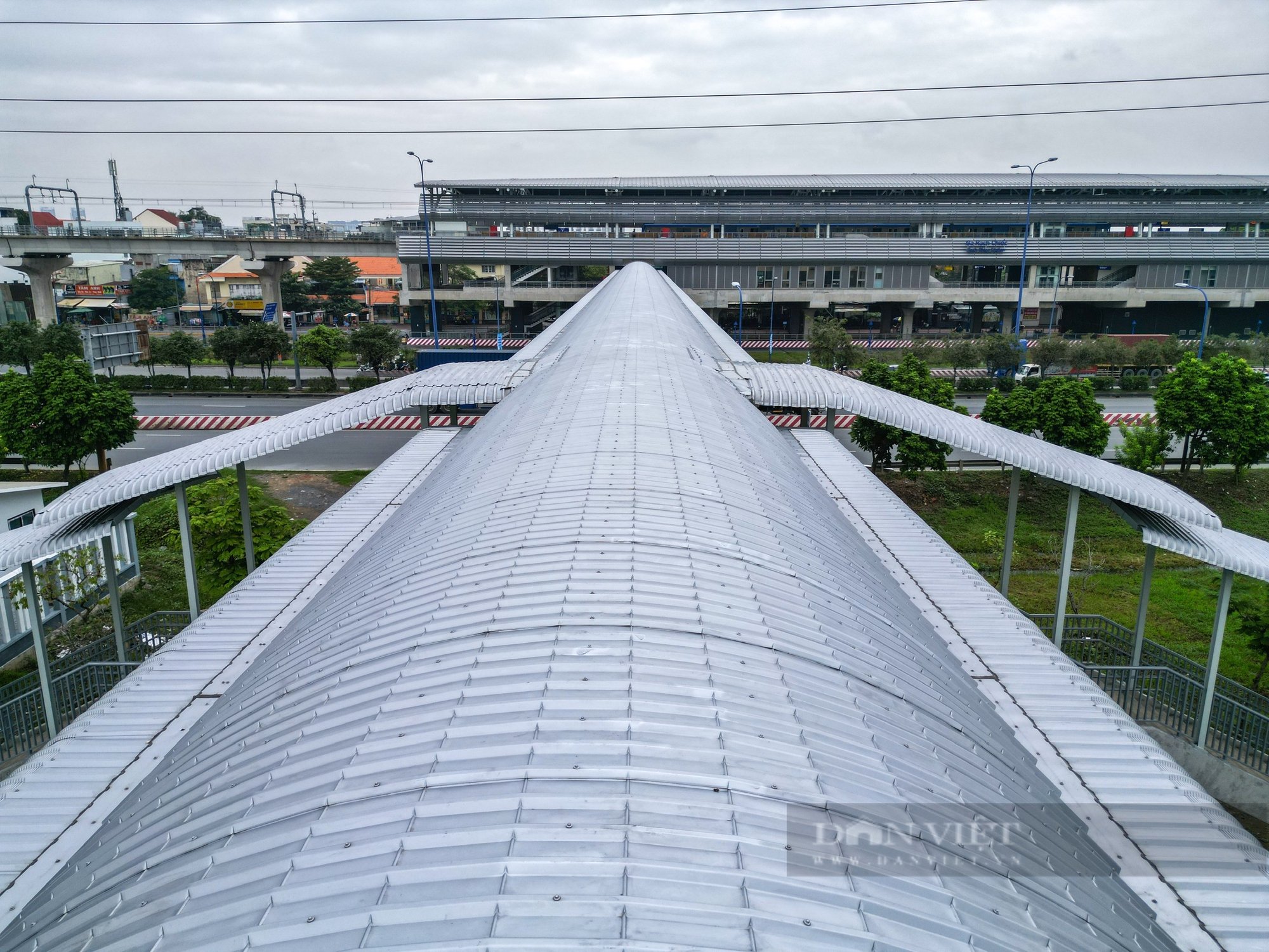 9 cầu bộ hành kết nối Metro 1 sẵn sàng phục vụ người dân - Ảnh 7.