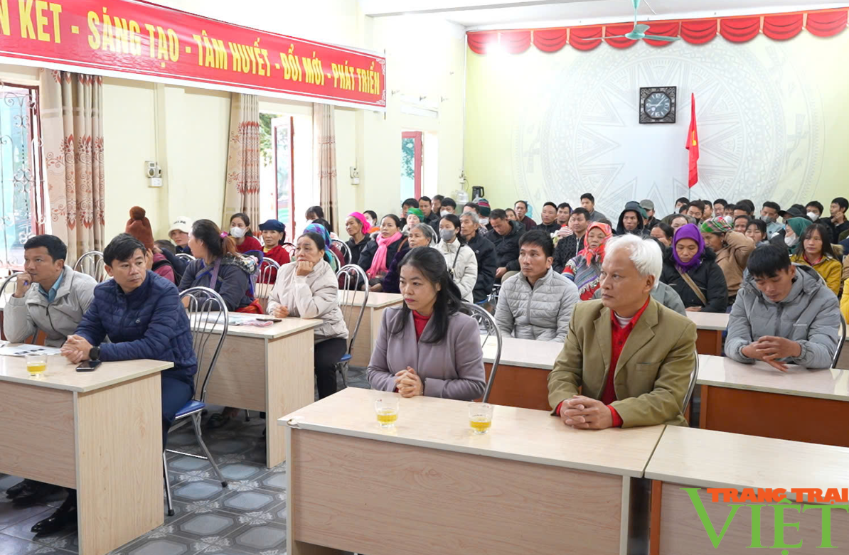 Lào Cai: Trao tiền hỗ trợ người dân bị ảnh hưởng bởi cơn bão Yagi - Ảnh 2.