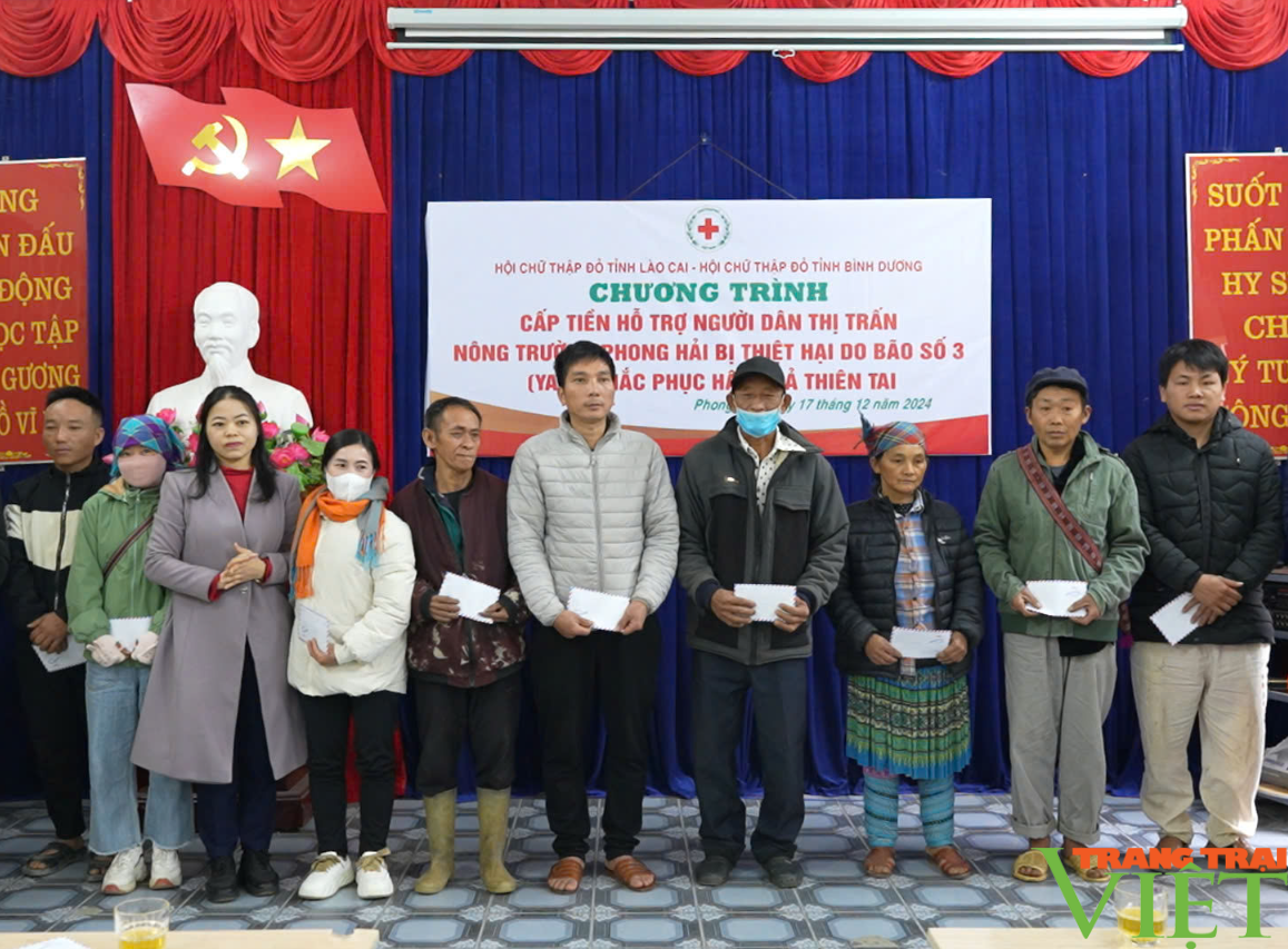 Lào Cai: Trao tiền hỗ trợ người dân bị ảnh hưởng bởi cơn bão Yagi - Ảnh 3.